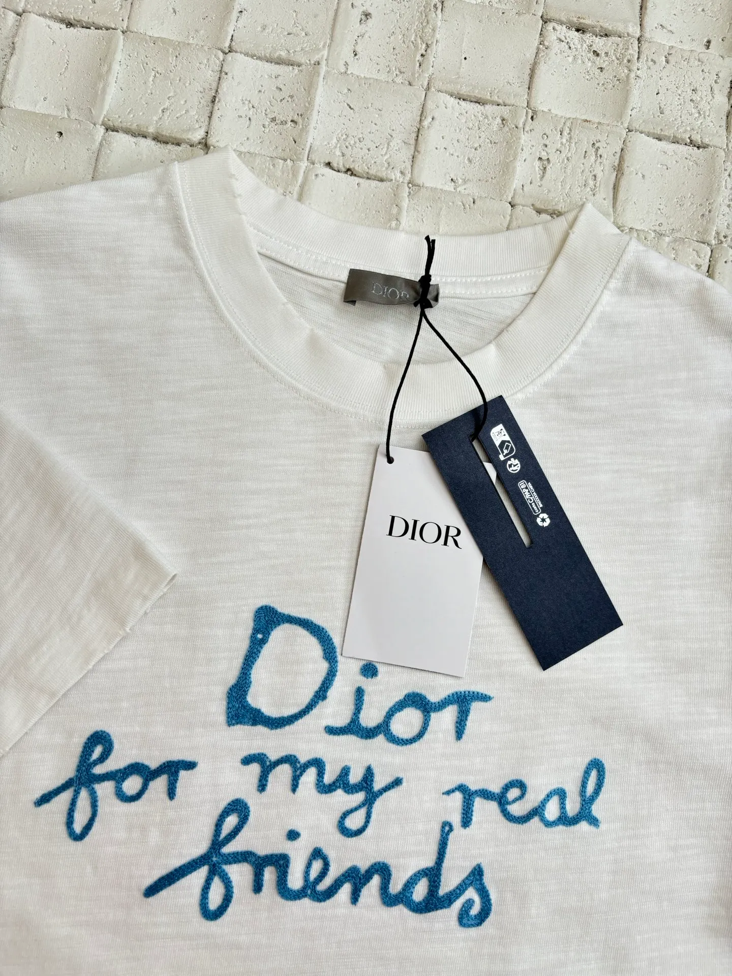 🅿️280 Dio*/Dior 25 new spring and summer short-sleeved T-shirt with letter embroidery logo. Customized 32 pieces of 280g combed fabric. The original thread is designed with letter logo embroidery technology. It is simple and elegant, easy and versatile. The classic silhouette is matched with a ribbed round collar, sleeves and hem embellishment to enhance the style. Casual tailoring, can be paired with bottoms of the same season to create a fashionable look. Size: S/M/L/XL