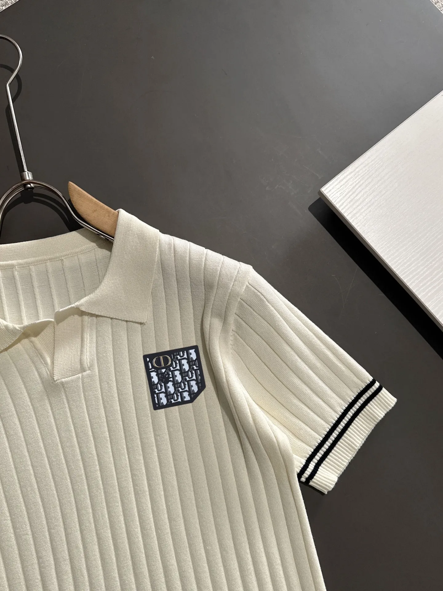 🅿️320 shipped next day. High quality Dior 2025 spring and summer new men's lapel short-sleeved T-shirt. Made of combed cotton yarn knitted cotton fabric. Pure cotton high-weight special yarn. It feels full when weighed. The upper body is also more textured than ordinary T-shirts. This texture can cope with the weather easily and is suitable for both hot and cold! The pattern on the chest adopts three-dimensional embroidery technology, and is perfectly produced stitch by stitch with reference to the original version! Loose fit design, looks noble. Size: M to XXXL