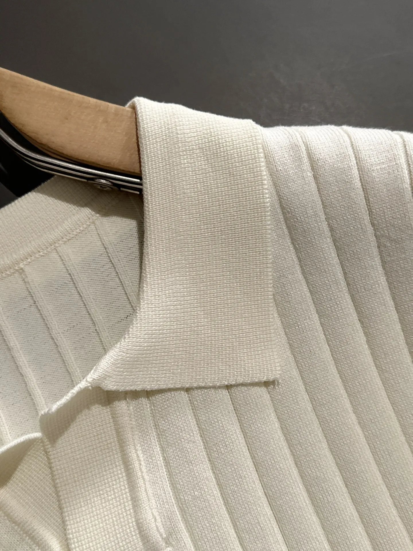 🅿️320 shipped next day. High quality Dior 2025 spring and summer new men's lapel short-sleeved T-shirt. Made of combed cotton yarn knitted cotton fabric. Pure cotton high-weight special yarn. It feels full when weighed. The upper body is also more textured than ordinary T-shirts. This texture can cope with the weather easily and is suitable for both hot and cold! The pattern on the chest adopts three-dimensional embroidery technology, and is perfectly produced stitch by stitch with reference to the original version! Loose fit design, looks noble. Size: M to XXXL