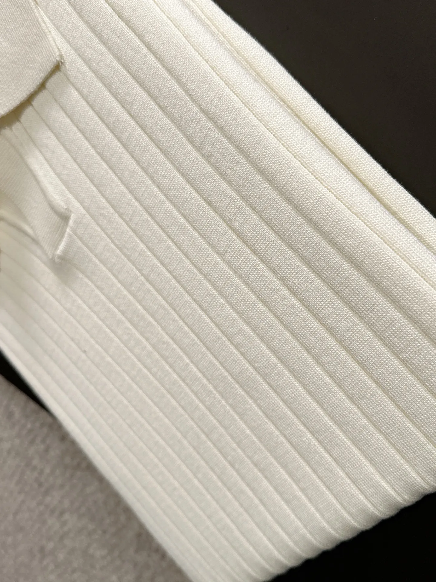 🅿️320 shipped next day. High quality Dior 2025 spring and summer new men's lapel short-sleeved T-shirt. Made of combed cotton yarn knitted cotton fabric. Pure cotton high-weight special yarn. It feels full when weighed. The upper body is also more textured than ordinary T-shirts. This texture can cope with the weather easily and is suitable for both hot and cold! The pattern on the chest adopts three-dimensional embroidery technology, and is perfectly produced stitch by stitch with reference to the original version! Loose fit design, looks noble. Size: M to XXXL