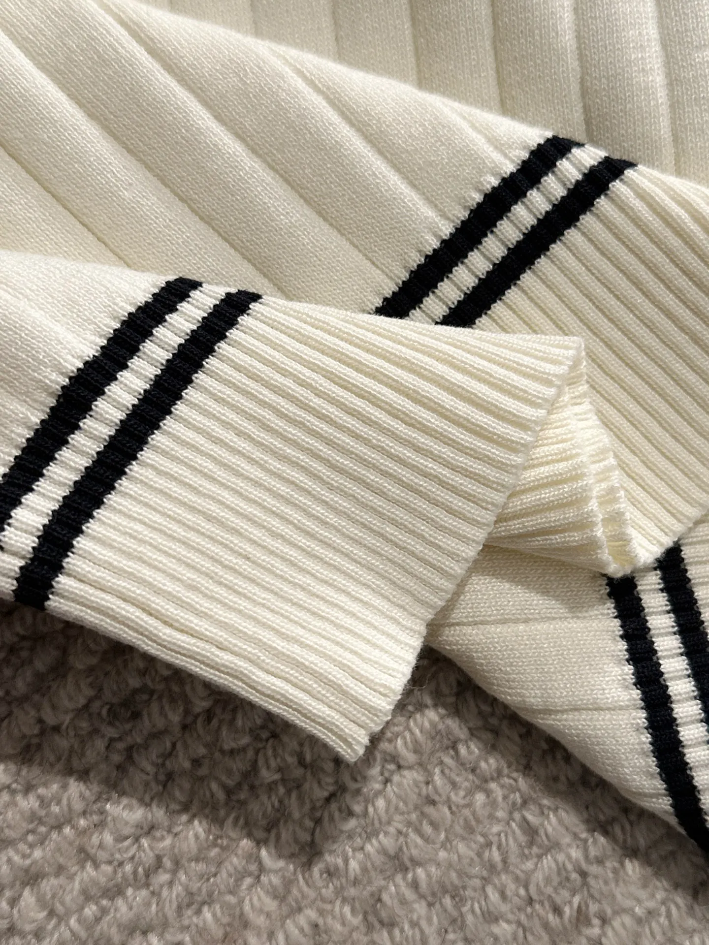 🅿️320 shipped next day. High quality Dior 2025 spring and summer new men's lapel short-sleeved T-shirt. Made of combed cotton yarn knitted cotton fabric. Pure cotton high-weight special yarn. It feels full when weighed. The upper body is also more textured than ordinary T-shirts. This texture can cope with the weather easily and is suitable for both hot and cold! The pattern on the chest adopts three-dimensional embroidery technology, and is perfectly produced stitch by stitch with reference to the original version! Loose fit design, looks noble. Size: M to XXXL