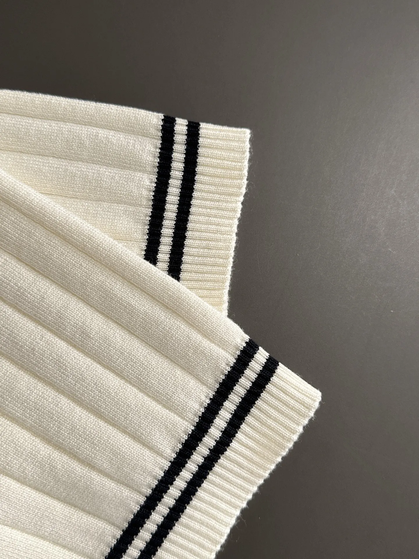 🅿️320 shipped next day. High quality Dior 2025 spring and summer new men's lapel short-sleeved T-shirt. Made of combed cotton yarn knitted cotton fabric. Pure cotton high-weight special yarn. It feels full when weighed. The upper body is also more textured than ordinary T-shirts. This texture can cope with the weather easily and is suitable for both hot and cold! The pattern on the chest adopts three-dimensional embroidery technology, and is perfectly produced stitch by stitch with reference to the original version! Loose fit design, looks noble. Size: M to XXXL