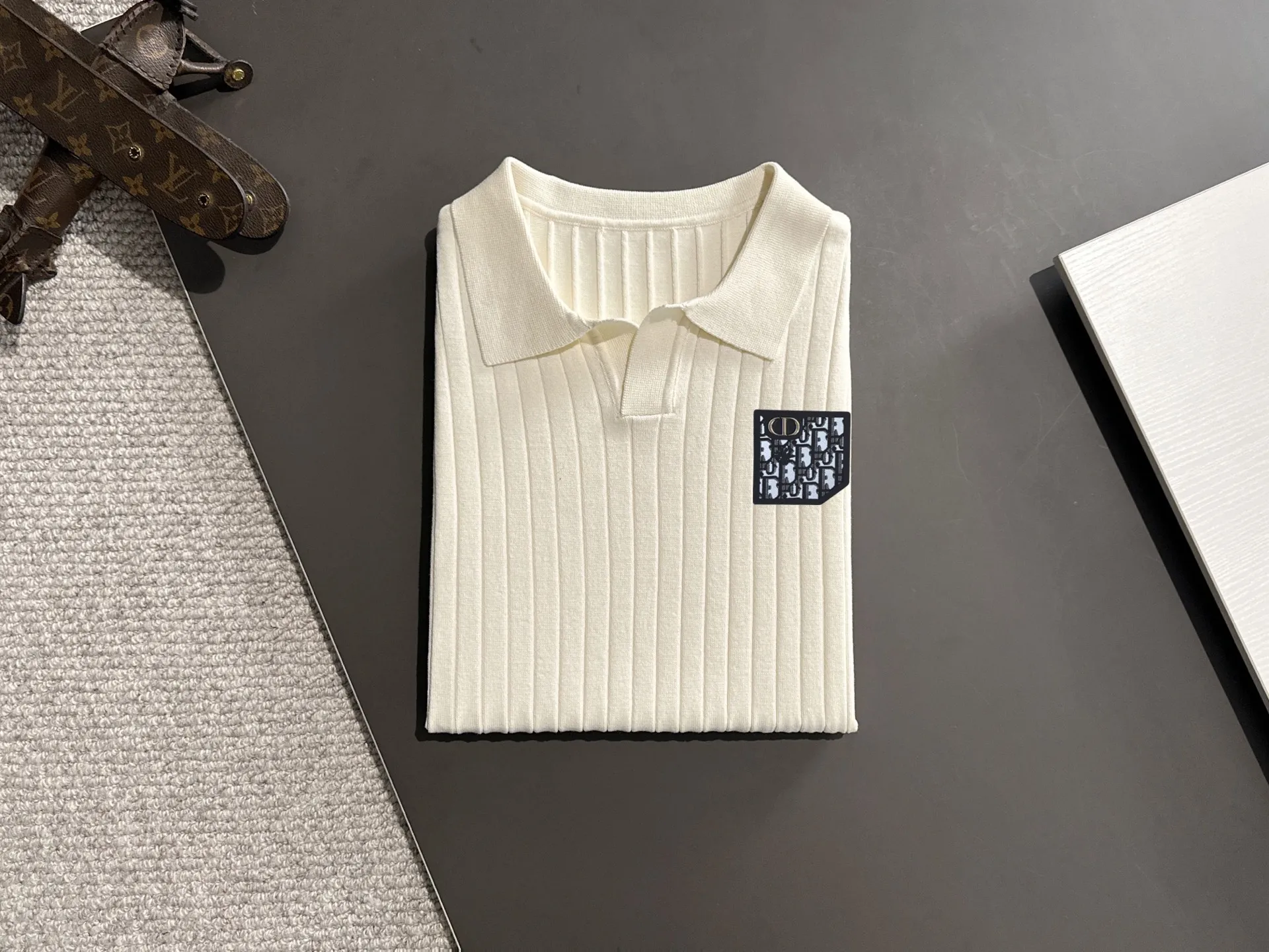 🅿️320 shipped next day. High quality Dior 2025 spring and summer new men's lapel short-sleeved T-shirt. Made of combed cotton yarn knitted cotton fabric. Pure cotton high-weight special yarn. It feels full when weighed. The upper body is also more textured than ordinary T-shirts. This texture can cope with the weather easily and is suitable for both hot and cold! The pattern on the chest adopts three-dimensional embroidery technology, and is perfectly produced stitch by stitch with reference to the original version! Loose fit design, looks noble. Size: M to XXXL