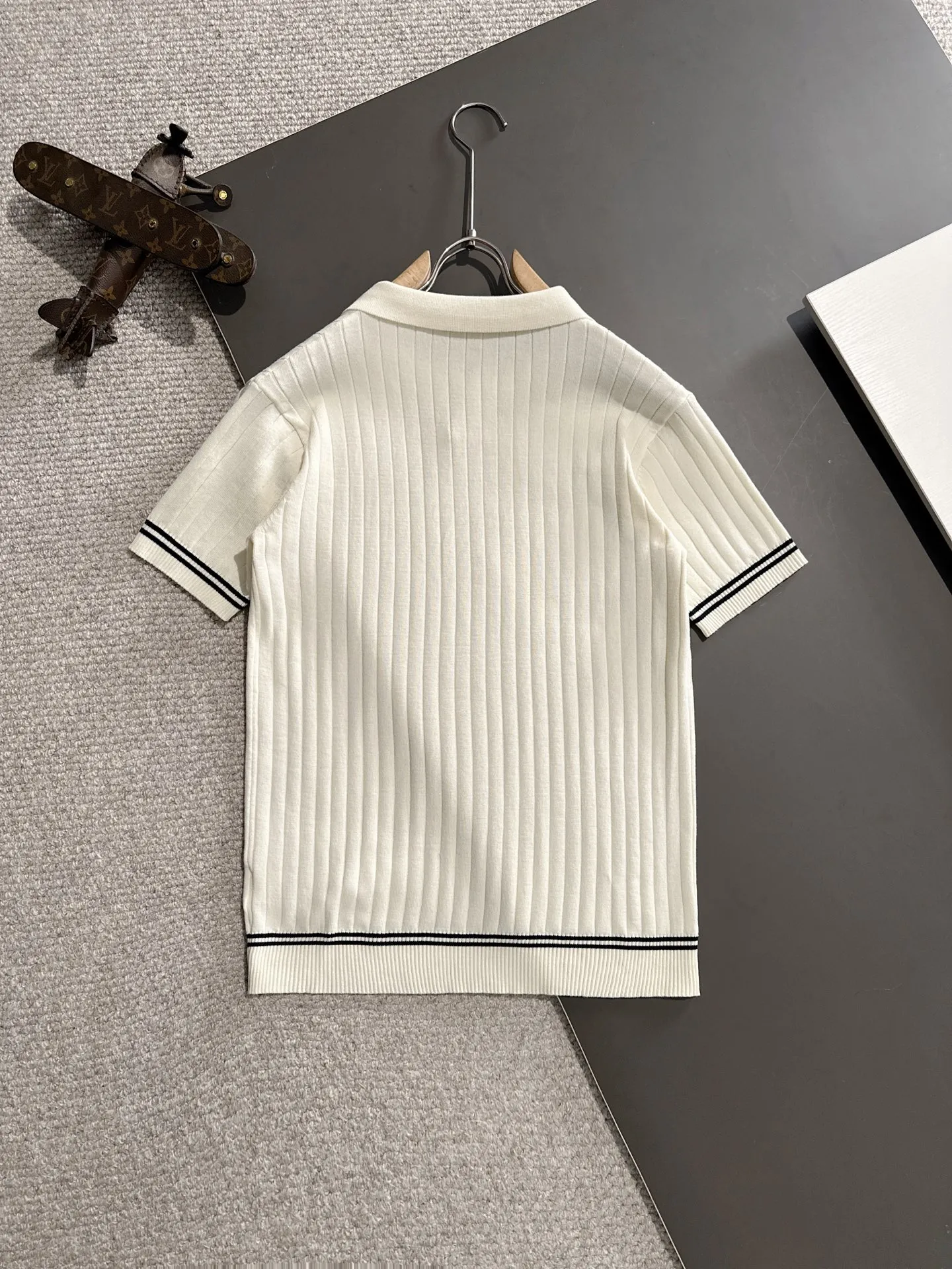 🅿️320 shipped next day. High quality Dior 2025 spring and summer new men's lapel short-sleeved T-shirt. Made of combed cotton yarn knitted cotton fabric. Pure cotton high-weight special yarn. It feels full when weighed. The upper body is also more textured than ordinary T-shirts. This texture can cope with the weather easily and is suitable for both hot and cold! The pattern on the chest adopts three-dimensional embroidery technology, and is perfectly produced stitch by stitch with reference to the original version! Loose fit design, looks noble. Size: M to XXXL