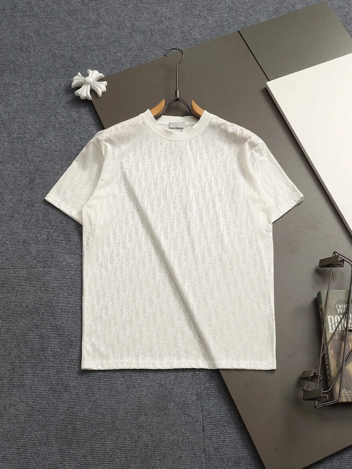 🅿️170 Doir Dior micro-wide version XS-L new exclusive limited edition 25 years of the latest and top-notch full printed logo dark pattern towel embroidered letter logo plaid patch on the back of both sleeves exquisite heavy craftsmanship As the leader in the luxury world, 280g washed fabric T-shirts, D family is well-deserved. The first thing that catches the eye on the piece I am going to talk about today is the two loose and comfortable styles~~The ribbed round neck is the best modification of its version, while B family has the upper body LOGO listed on the front, and the unique pin design uses a color matching design to highlight the texture! Cow Black and white, the most traditional modification method and the simplest color scale contrast form the strongest and direct contrast, and this is often the most concise and clear minimalist modification method~~A nostalgic classic atmosphere also spreads in this work inadvertently! ! Coupled with the blessing of pure cotton material, both the upper body comfort and the existence are unparalleled. It can be said to be a must-have companion in summer. The excellent breathability and comfortable wearing feeling are unparalleled~ Recommended! ! Size: XS S M L Color: Black White Navy Size Chart: