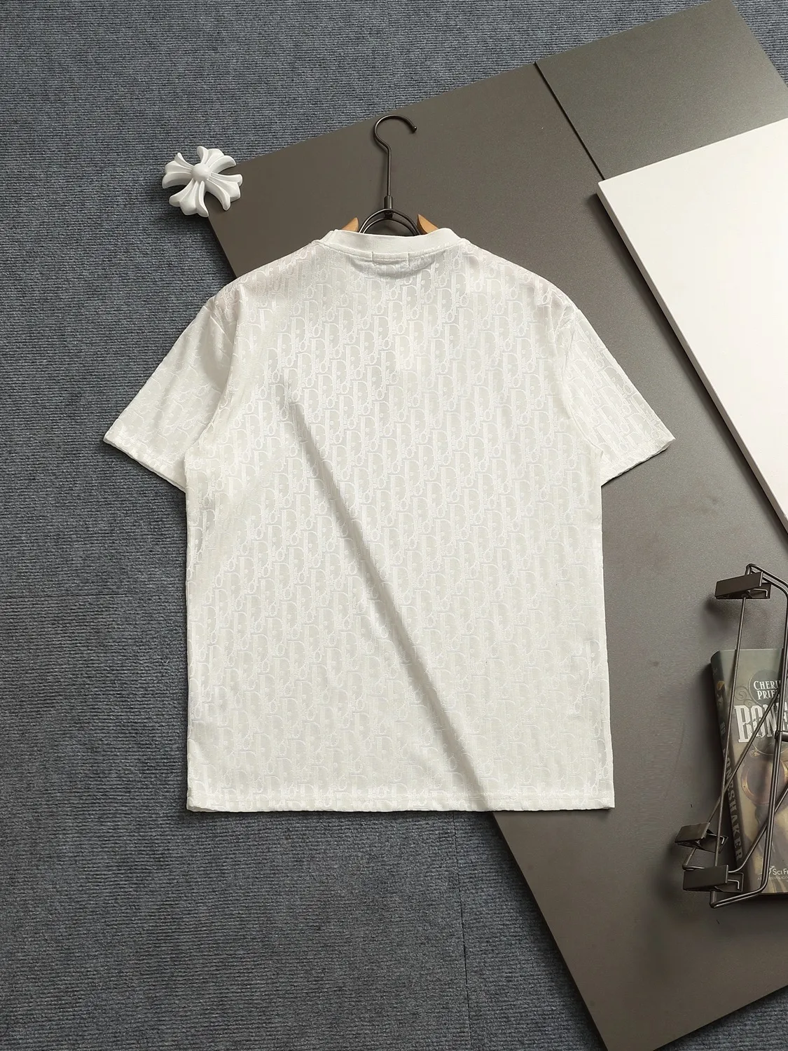 🅿️170 Doir Dior micro-wide version XS-L new exclusive limited edition 25 years of the latest and top-notch full printed logo dark pattern towel embroidered letter logo plaid patch on the back of both sleeves exquisite heavy craftsmanship As the leader in the luxury world, 280g washed fabric T-shirts, D family is well-deserved. The first thing that catches the eye on the piece I am going to talk about today is the two loose and comfortable styles~~The ribbed round neck is the best modification of its version, while B family has the upper body LOGO listed on the front, and the unique pin design uses a color matching design to highlight the texture! Cow Black and white, the most traditional modification method and the simplest color scale contrast form the strongest and direct contrast, and this is often the most concise and clear minimalist modification method~~A nostalgic classic atmosphere also spreads in this work inadvertently! ! Coupled with the blessing of pure cotton material, both the upper body comfort and the existence are unparalleled. It can be said to be a must-have companion in summer. The excellent breathability and comfortable wearing feeling are unparalleled~ Recommended! ! Size: XS S M L Color: Black White Navy Size Chart: