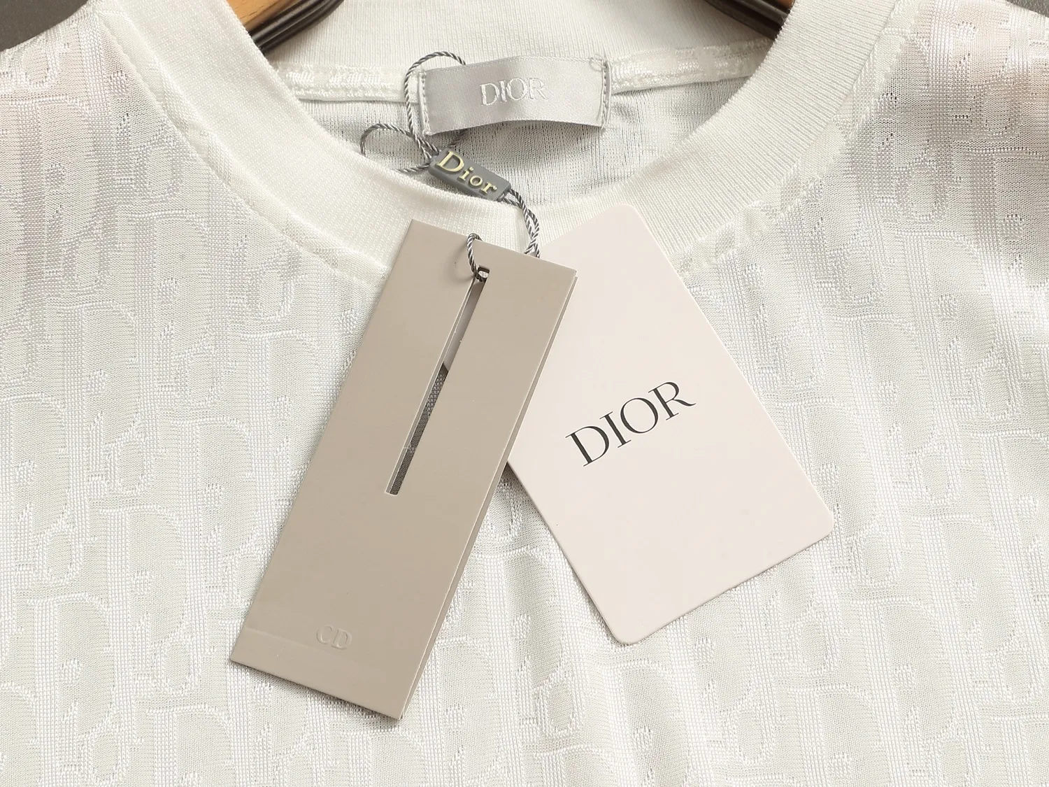 🅿️170 Doir Dior micro-wide version XS-L new exclusive limited edition 25 years of the latest and top-notch full printed logo dark pattern towel embroidered letter logo plaid patch on the back of both sleeves exquisite heavy craftsmanship As the leader in the luxury world, 280g washed fabric T-shirts, D family is well-deserved. The first thing that catches the eye on the piece I am going to talk about today is the two loose and comfortable styles~~The ribbed round neck is the best modification of its version, while B family has the upper body LOGO listed on the front, and the unique pin design uses a color matching design to highlight the texture! Cow Black and white, the most traditional modification method and the simplest color scale contrast form the strongest and direct contrast, and this is often the most concise and clear minimalist modification method~~A nostalgic classic atmosphere also spreads in this work inadvertently! ! Coupled with the blessing of pure cotton material, both the upper body comfort and the existence are unparalleled. It can be said to be a must-have companion in summer. The excellent breathability and comfortable wearing feeling are unparalleled~ Recommended! ! Size: XS S M L Color: Black White Navy Size Chart: