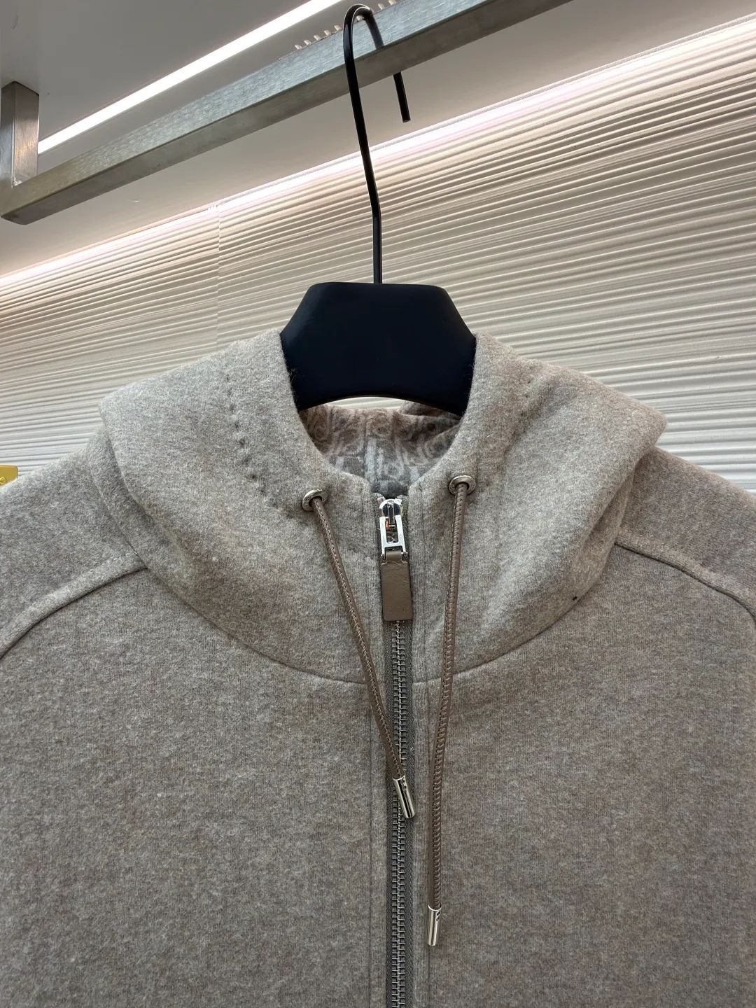 Dior presbyopic wool cashmere hooded turtleneck cardigan jacket ●Original version: Purchased and developed for 37999 ●Item number: 1680895-D15 ●Fabric: wool cashmere fabric ●Technology: Jacquard texture production ●Version: fitted version ●Weight: about 1070 grams ●Size: S-M-L-XL ●Description: The fabric is made of cashmere fabric, containing 50% wool and pure cotton, with original hemming inside, jacquard letters, integrated design. One side has a solid color logo, and the spliced side has a classic presbyopia. It can be worn on both sides to change the style at any time. Customized imported velvet imported machine weaving, the material is conscientious and full of high-end texture. It is comfortable to wear and skin-friendly. It is made by a large factory and has perfect details and texture. The fabric is made of imported cashmere yarn. New product for early autumn! Hot style return! New version of dropped shoulder design High-grade navy blue presbyopic logo zipper cashmere jacket. Reversible. The letter jacquard texture on the back is luxurious and handsome. The hooded design is fashionable and advanced. The classic version does not make people look slimmer. Highly recommended! The overall wiring is straight and delicate, the fabric is comfortable and soft, and the color is consistent without color difference. It can be matched with the same style to create a fashionable look and control various occasions. Customized accessories, complete with three standards, same style for men and women!