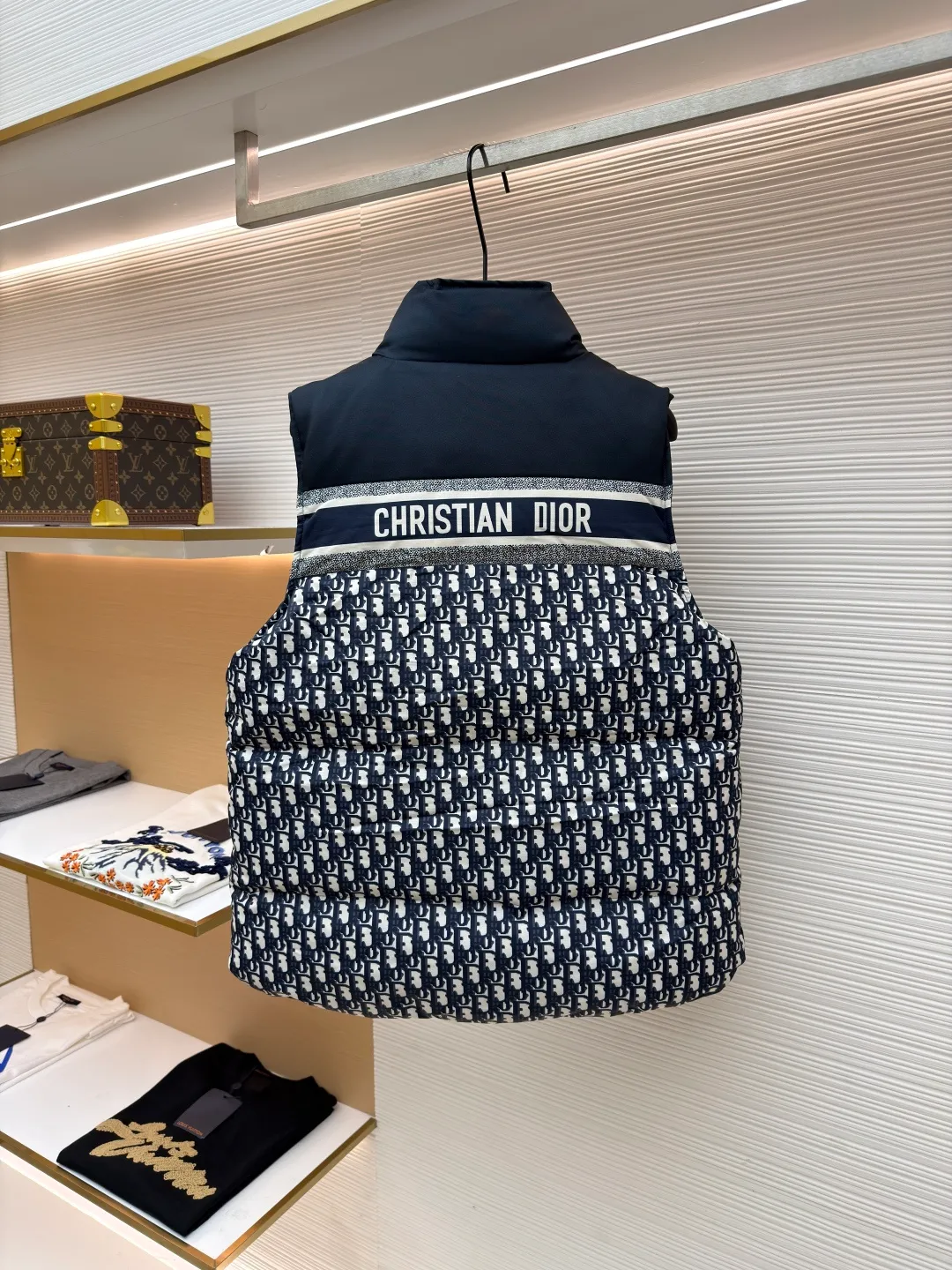 Dior full-print jacquard double-sided vest ●Item number: 1681213-C55 ●Material: down fabric ●Technology: mechanical down filling ●Color: dark blue ●Version: fitted version ●Weight: about 820 grams ●Size: S-M-L-XL-XXL ●Description: We uniformly choose to use mcgs machine filling, based on the amount of down filling for each cut piece, the fluffiness of the down stirring, the down liner's 900 density double-layer gallbladder comes with an anti-leakage coating, which maintains the shape of the down and ensures that the down does not move after dry cleaning. , the interior is lined with 900 density and comes with an anti-running velvet coating. The cuffs and collar are made of original Velcro, which is durable. The accessories and hardware are all custom-made from the original factory. Details determine the quality. Customized double-sided printed fabrics. It took 60 days to perfectly restore the overall presbyopia logo. zp, super soft feel, exquisite pattern design and positioning, soft and anti-static fabric! The overall wiring is straight and delicate, the fabric is comfortable and soft, and the color is consistent without color difference. It can be matched with the same style to create a fashionable look and control various occasions. Customized accessories, complete with three standards, same style for men and women!
