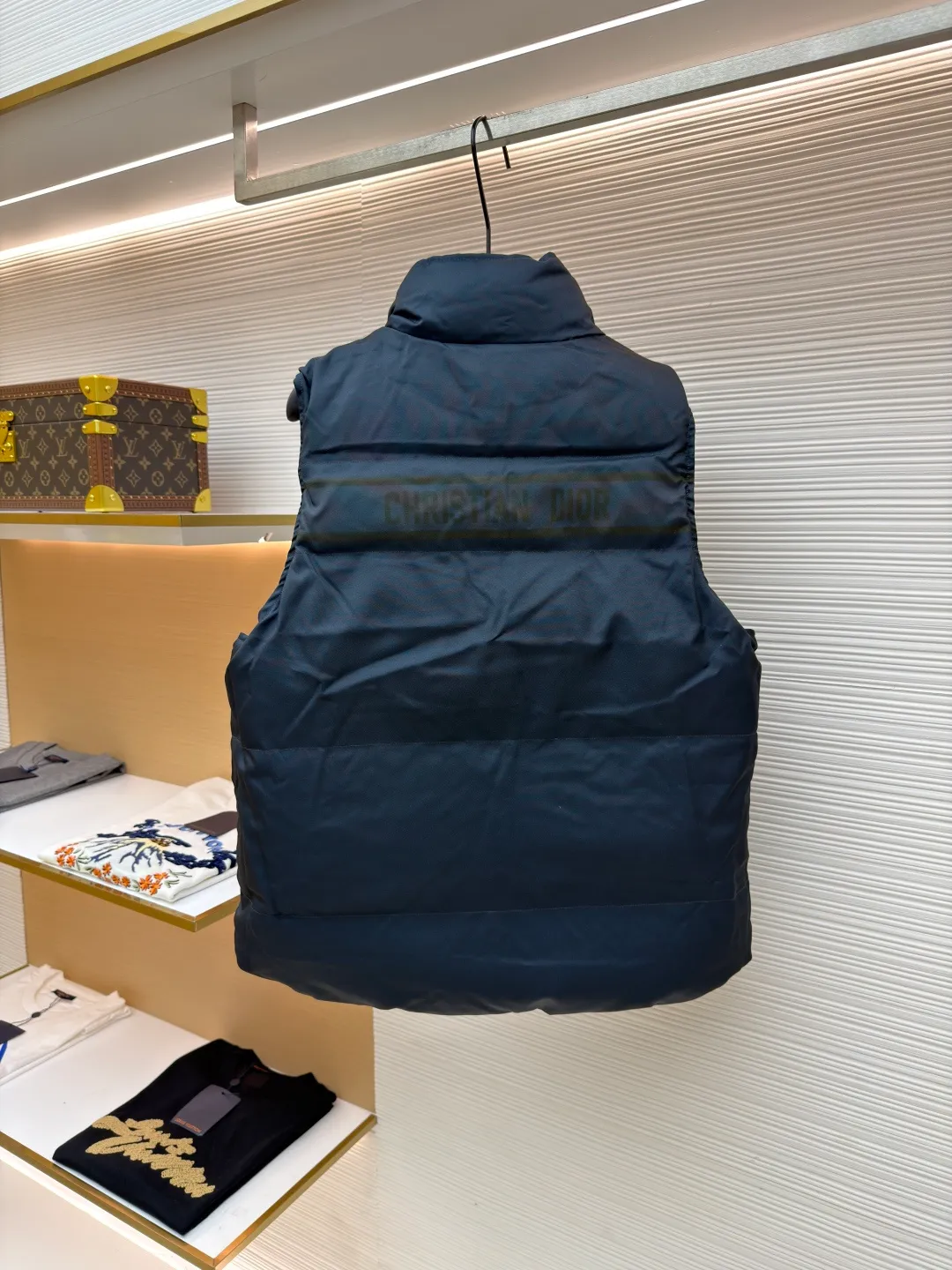 Dior full-print jacquard double-sided vest ●Item number: 1681213-C55 ●Material: down fabric ●Technology: mechanical down filling ●Color: dark blue ●Version: fitted version ●Weight: about 820 grams ●Size: S-M-L-XL-XXL ●Description: We uniformly choose to use mcgs machine filling, based on the amount of down filling for each cut piece, the fluffiness of the down stirring, the down liner's 900 density double-layer gallbladder comes with an anti-leakage coating, which maintains the shape of the down and ensures that the down does not move after dry cleaning. , the interior is lined with 900 density and comes with an anti-running velvet coating. The cuffs and collar are made of original Velcro, which is durable. The accessories and hardware are all custom-made from the original factory. Details determine the quality. Customized double-sided printed fabrics. It took 60 days to perfectly restore the overall presbyopia logo. zp, super soft feel, exquisite pattern design and positioning, soft and anti-static fabric! The overall wiring is straight and delicate, the fabric is comfortable and soft, and the color is consistent without color difference. It can be matched with the same style to create a fashionable look and control various occasions. Customized accessories, complete with three standards, same style for men and women!
