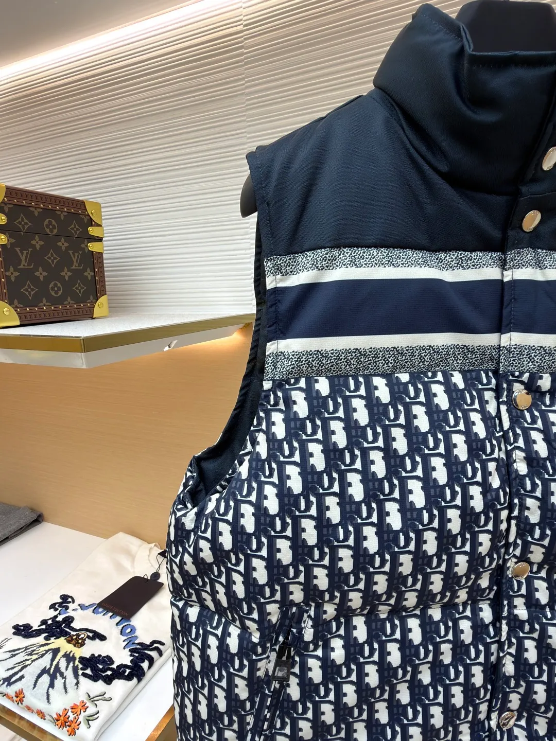 Dior full-print jacquard double-sided vest ●Item number: 1681213-C55 ●Material: down fabric ●Technology: mechanical down filling ●Color: dark blue ●Version: fitted version ●Weight: about 820 grams ●Size: S-M-L-XL-XXL ●Description: We uniformly choose to use mcgs machine filling, based on the amount of down filling for each cut piece, the fluffiness of the down stirring, the down liner's 900 density double-layer gallbladder comes with an anti-leakage coating, which maintains the shape of the down and ensures that the down does not move after dry cleaning. , the interior is lined with 900 density and comes with an anti-running velvet coating. The cuffs and collar are made of original Velcro, which is durable. The accessories and hardware are all custom-made from the original factory. Details determine the quality. Customized double-sided printed fabrics. It took 60 days to perfectly restore the overall presbyopia logo. zp, super soft feel, exquisite pattern design and positioning, soft and anti-static fabric! The overall wiring is straight and delicate, the fabric is comfortable and soft, and the color is consistent without color difference. It can be matched with the same style to create a fashionable look and control various occasions. Customized accessories, complete with three standards, same style for men and women!