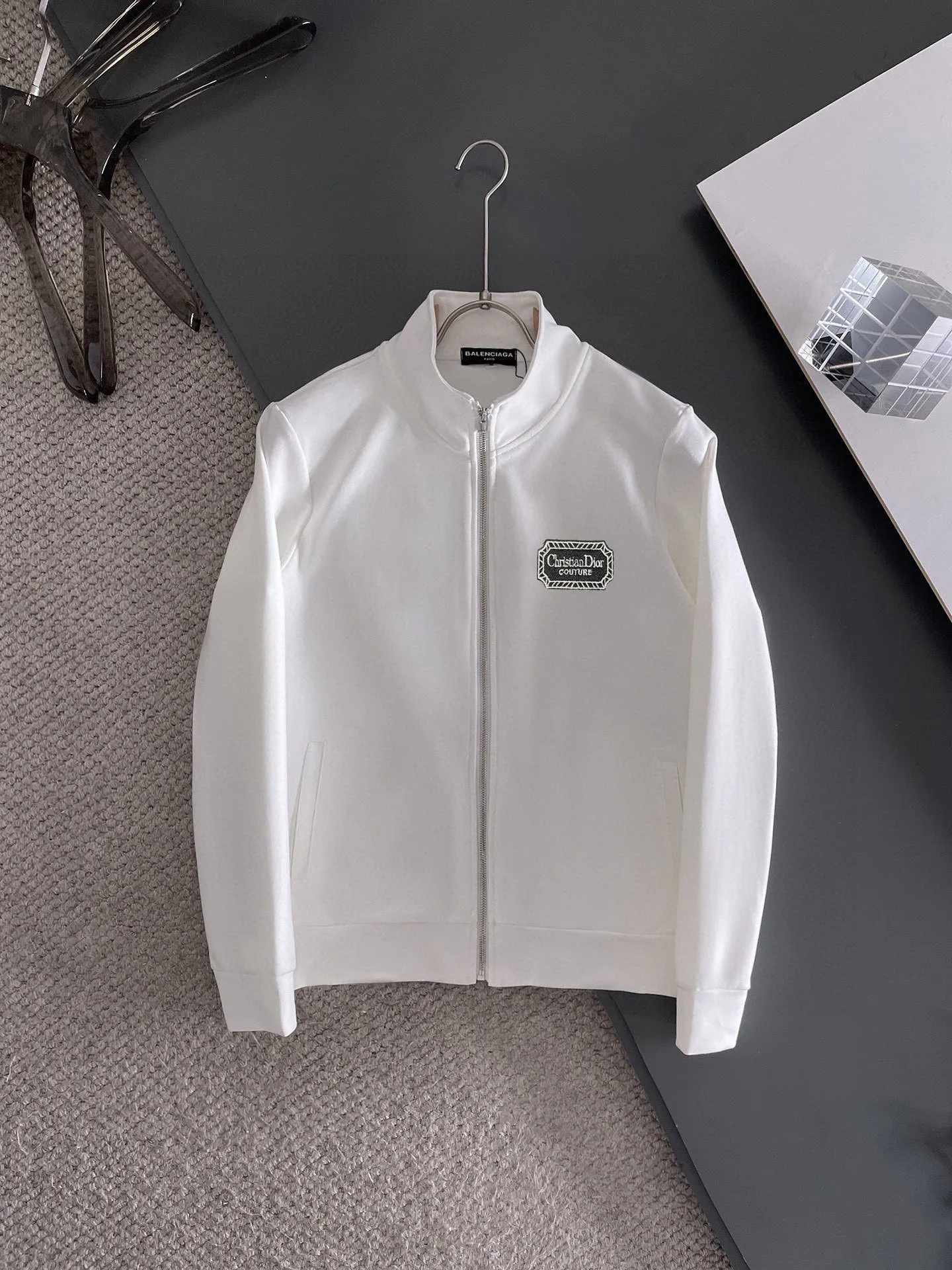 🅿️420 [DIOR Dior] (Fat Man Gospel) hot-selling suit is coming. Focus on the original version of the official website. 2025 new hot-selling cardigan sweater suit. The original order is the best product. 🇭🇰The meticulous work of top designers is dedicated to a fitting and perfect upper body effect. All-natural high-quality Roman cotton 100%, close-fitting comfort, noble and elegant! Original hardware embodies elegance and nobility! Counter size: M-5XL (maximum wear up to 220 pounds)
