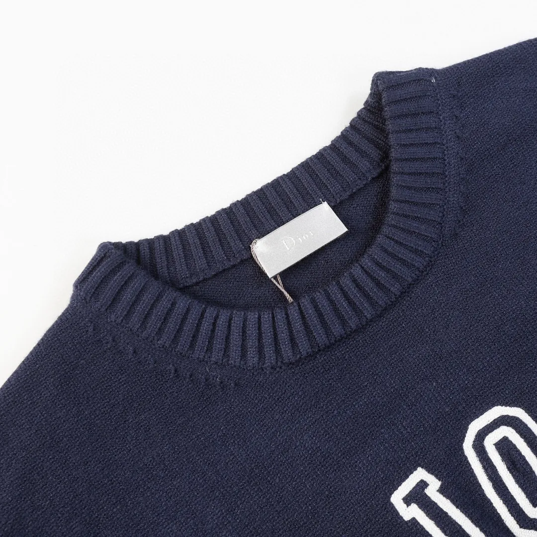 🅿️380 DIOR/Dior 24ss animal pattern jacquard round neck casual long-sleeved sweater Christan Diro is a famous French high-priced luxury brand. Dior House was founded by French fashion designer Christian Dior and is headquartered in Paris. Since its founding in 1946, Diro has been synonymous with luxury and elegance. Whether it is fashion, cosmetics or other products, Christian Dior has always been at the top of the fashion world. The reason why Dior can become a classic is not only its innovative and elegant design, but also the cultivation of many outstanding young designers. Color: navy blue beige size: S M L