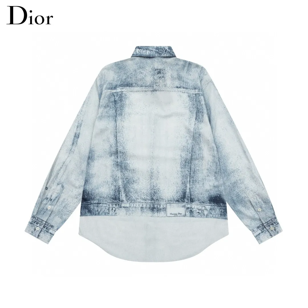 🅿️286 DIOR Dior hot style is coming Jay Chou's same style light blue distressed denim digitally printed long-sleeved shirt 2024ss official website new long-sleeved shirt shirt, exquisitely printed logo high-end version, custom-made fabrics at the counter. Highly breathable and comfortable, exquisitely crafted, with impeccable detail processing, custom-made logo engraved buttons, and three complete labels. Brand element design concept reflects high quality. It feels delicate and soft! It presents a casual cut and the upper body shape is great! Size: M-XXL