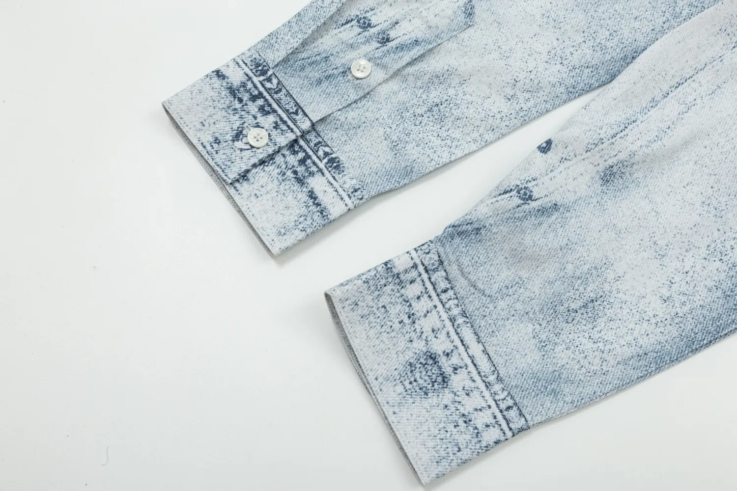 🅿️286 DIOR Dior hot style is coming Jay Chou's same style light blue distressed denim digitally printed long-sleeved shirt 2024ss official website new long-sleeved shirt shirt, exquisitely printed logo high-end version, custom-made fabrics at the counter. Highly breathable and comfortable, exquisitely crafted, with impeccable detail processing, custom-made logo engraved buttons, and three complete labels. Brand element design concept reflects high quality. It feels delicate and soft! It presents a casual cut and the upper body shape is great! Size: M-XXL
