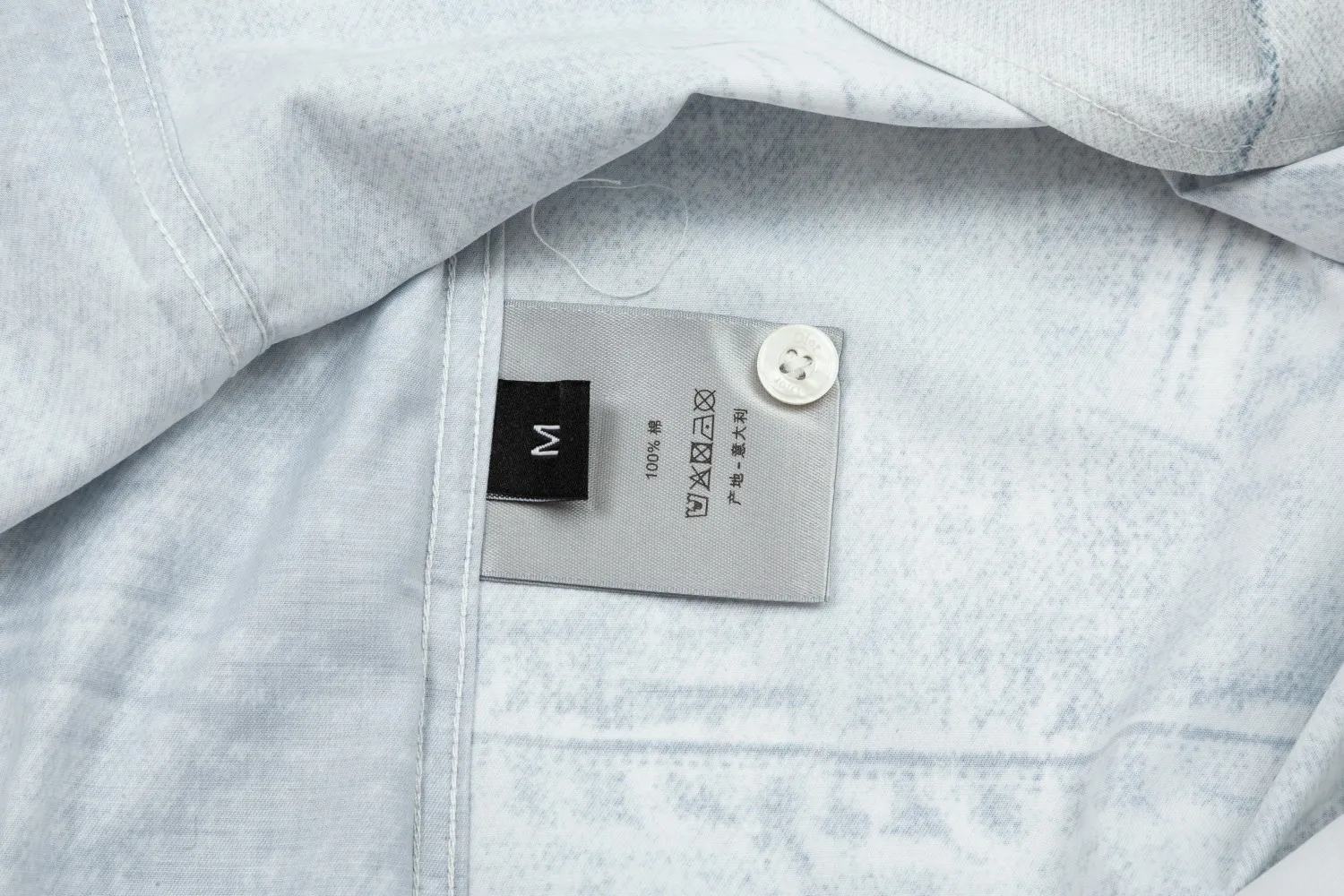 🅿️286 DIOR Dior hot style is coming Jay Chou's same style light blue distressed denim digitally printed long-sleeved shirt 2024ss official website new long-sleeved shirt shirt, exquisitely printed logo high-end version, custom-made fabrics at the counter. Highly breathable and comfortable, exquisitely crafted, with impeccable detail processing, custom-made logo engraved buttons, and three complete labels. Brand element design concept reflects high quality. It feels delicate and soft! It presents a casual cut and the upper body shape is great! Size: M-XXL