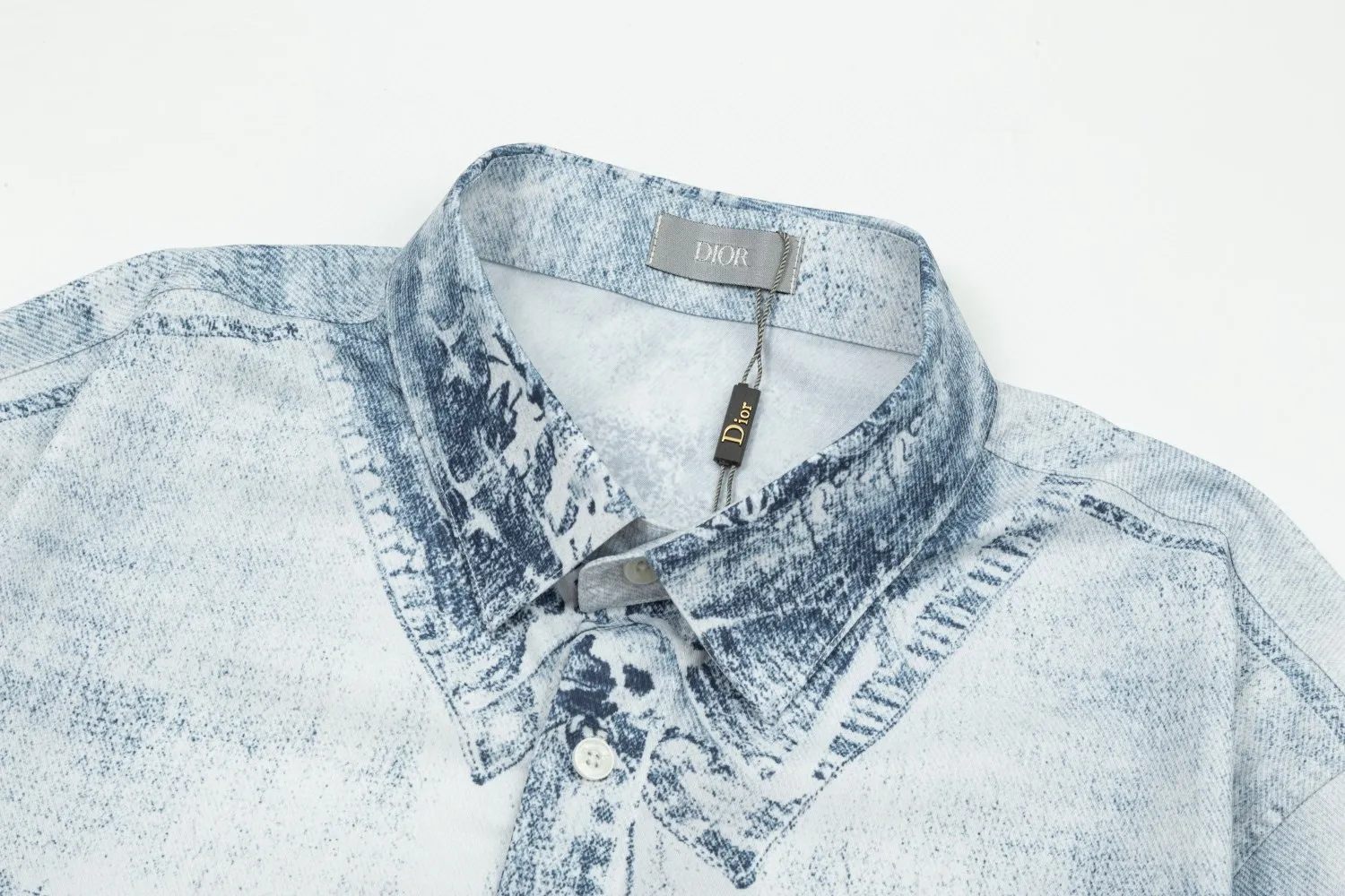 🅿️286 DIOR Dior hot style is coming Jay Chou's same style light blue distressed denim digitally printed long-sleeved shirt 2024ss official website new long-sleeved shirt shirt, exquisitely printed logo high-end version, custom-made fabrics at the counter. Highly breathable and comfortable, exquisitely crafted, with impeccable detail processing, custom-made logo engraved buttons, and three complete labels. Brand element design concept reflects high quality. It feels delicate and soft! It presents a casual cut and the upper body shape is great! Size: M-XXL