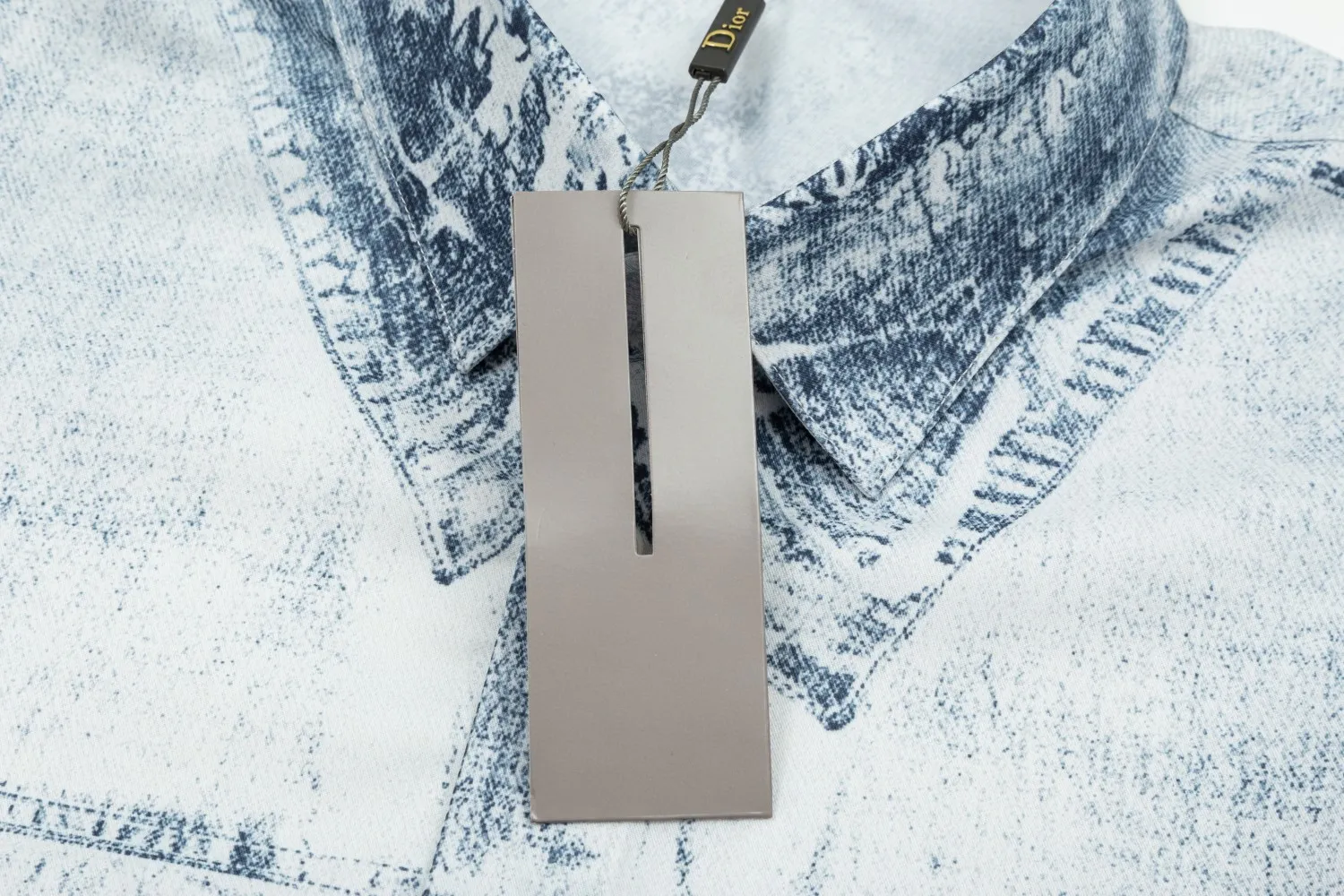 🅿️286 DIOR Dior hot style is coming Jay Chou's same style light blue distressed denim digitally printed long-sleeved shirt 2024ss official website new long-sleeved shirt shirt, exquisitely printed logo high-end version, custom-made fabrics at the counter. Highly breathable and comfortable, exquisitely crafted, with impeccable detail processing, custom-made logo engraved buttons, and three complete labels. Brand element design concept reflects high quality. It feels delicate and soft! It presents a casual cut and the upper body shape is great! Size: M-XXL