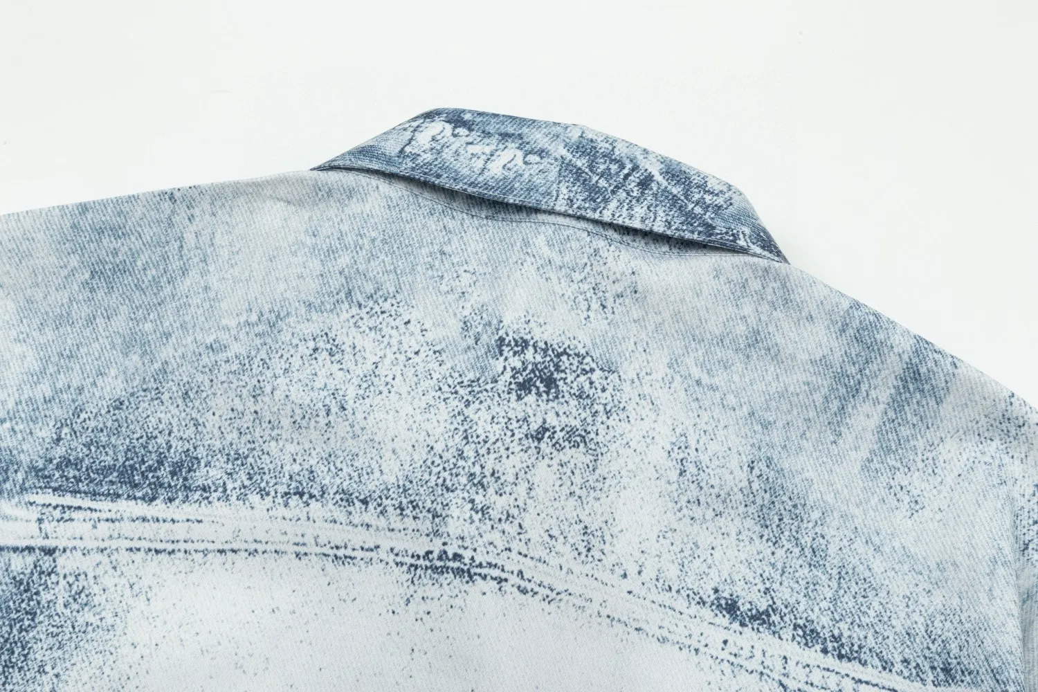🅿️286 DIOR Dior hot style is coming Jay Chou's same style light blue distressed denim digitally printed long-sleeved shirt 2024ss official website new long-sleeved shirt shirt, exquisitely printed logo high-end version, custom-made fabrics at the counter. Highly breathable and comfortable, exquisitely crafted, with impeccable detail processing, custom-made logo engraved buttons, and three complete labels. Brand element design concept reflects high quality. It feels delicate and soft! It presents a casual cut and the upper body shape is great! Size: M-XXL
