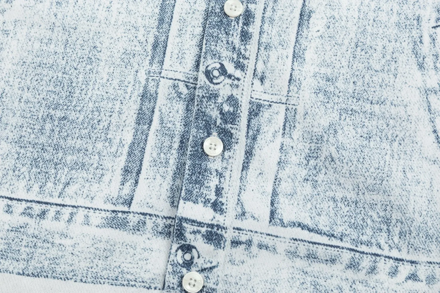 🅿️286 DIOR Dior hot style is coming Jay Chou's same style light blue distressed denim digitally printed long-sleeved shirt 2024ss official website new long-sleeved shirt shirt, exquisitely printed logo high-end version, custom-made fabrics at the counter. Highly breathable and comfortable, exquisitely crafted, with impeccable detail processing, custom-made logo engraved buttons, and three complete labels. Brand element design concept reflects high quality. It feels delicate and soft! It presents a casual cut and the upper body shape is great! Size: M-XXL