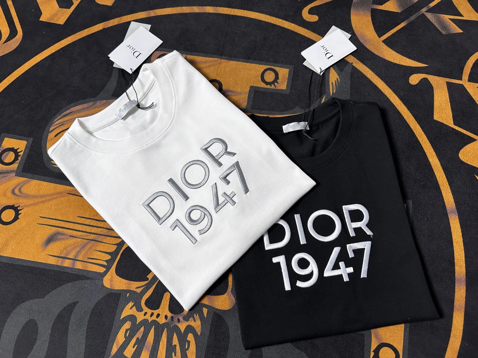 🅿️200 Exquisite upgrade of Dior LOGO, inspired by the retro of the 1980s. Original fabric. Official same style. Short-sleeved T-shirt. Customized fabric. Fabric dyed in the same vat. Very comfortable to the touch. Latest brick cabinet synchronization for spring and summer. Fashionable and personalized. Super versatile. Loose version is very suitable for both men and women. A must-have for everyone. Hang tag. Collar label. Washed wheat. Complete with three labels. Color: black white.