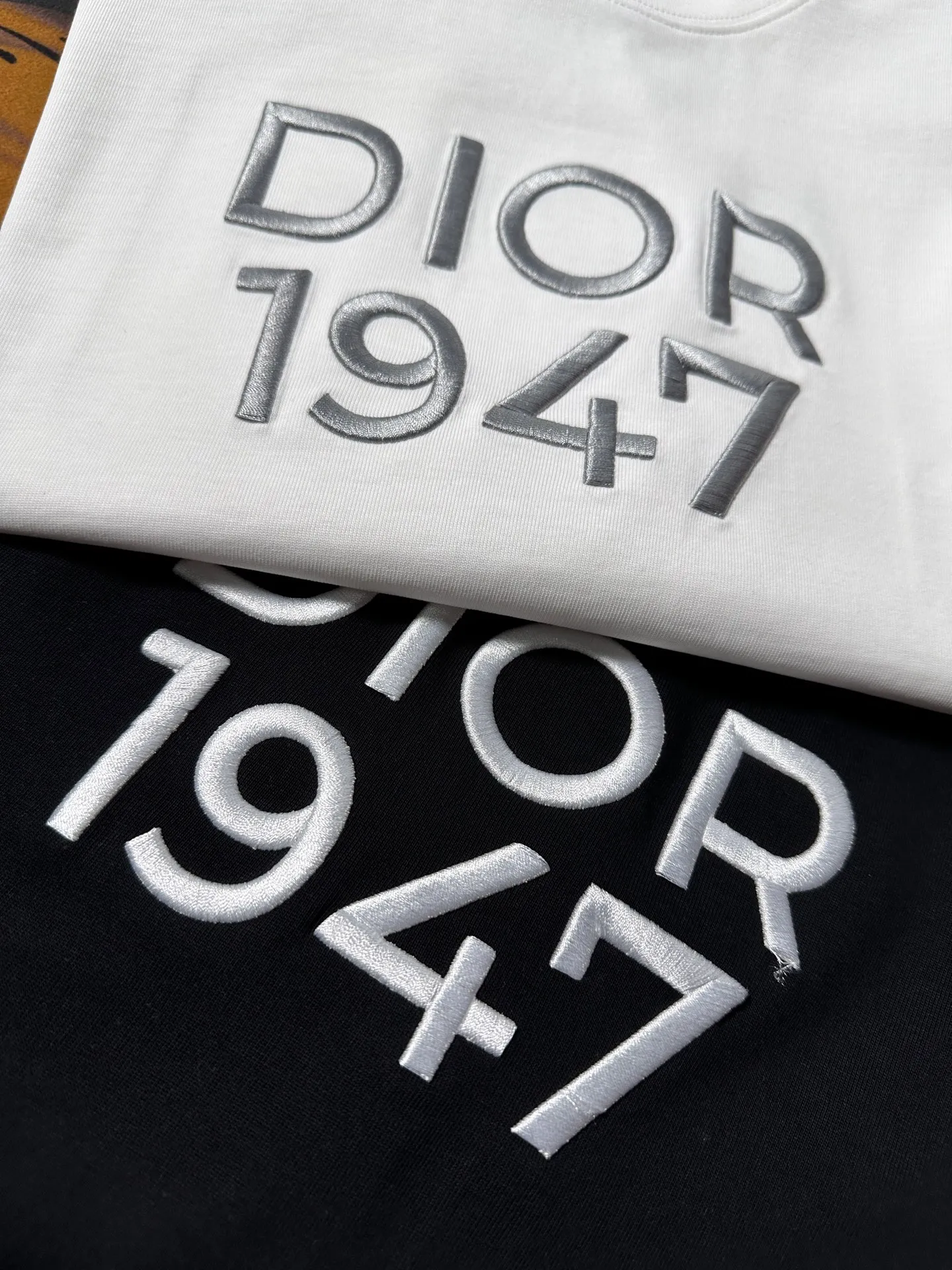 🅿️200 Exquisite upgrade of Dior LOGO, inspired by the retro of the 1980s. Original fabric. Official same style. Short-sleeved T-shirt. Customized fabric. Fabric dyed in the same vat. Very comfortable to the touch. Latest brick cabinet synchronization for spring and summer. Fashionable and personalized. Super versatile. Loose version is very suitable for both men and women. A must-have for everyone. Hang tag. Collar label. Washed wheat. Complete with three labels. Color: black white.