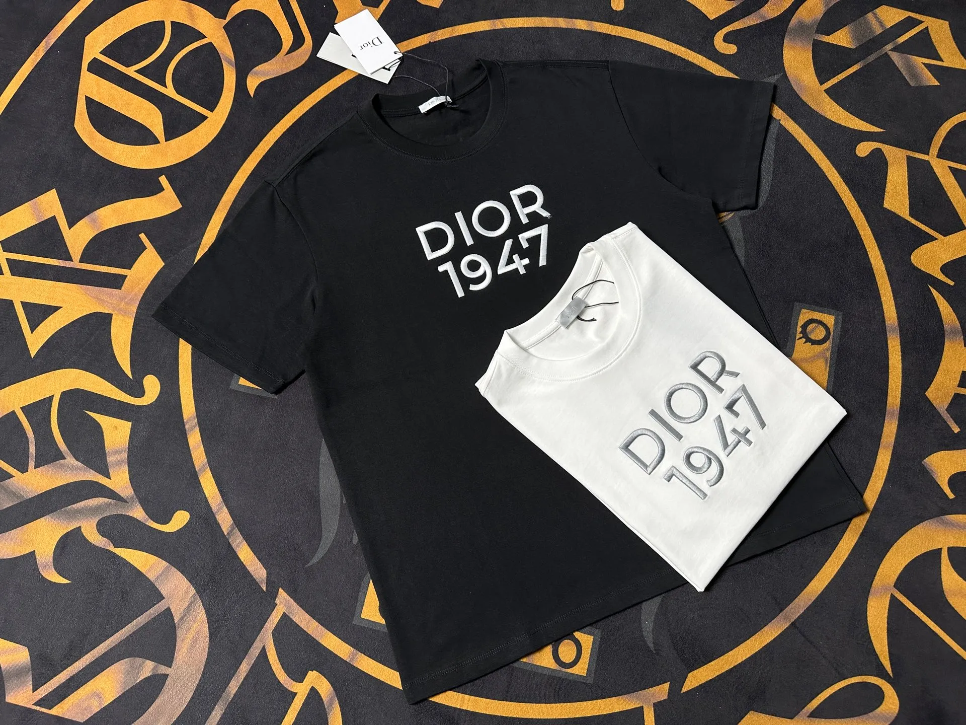 🅿️200 Exquisite upgrade of Dior LOGO, inspired by the retro of the 1980s. Original fabric. Official same style. Short-sleeved T-shirt. Customized fabric. Fabric dyed in the same vat. Very comfortable to the touch. Latest brick cabinet synchronization for spring and summer. Fashionable and personalized. Super versatile. Loose version is very suitable for both men and women. A must-have for everyone. Hang tag. Collar label. Washed wheat. Complete with three labels. Color: black white.