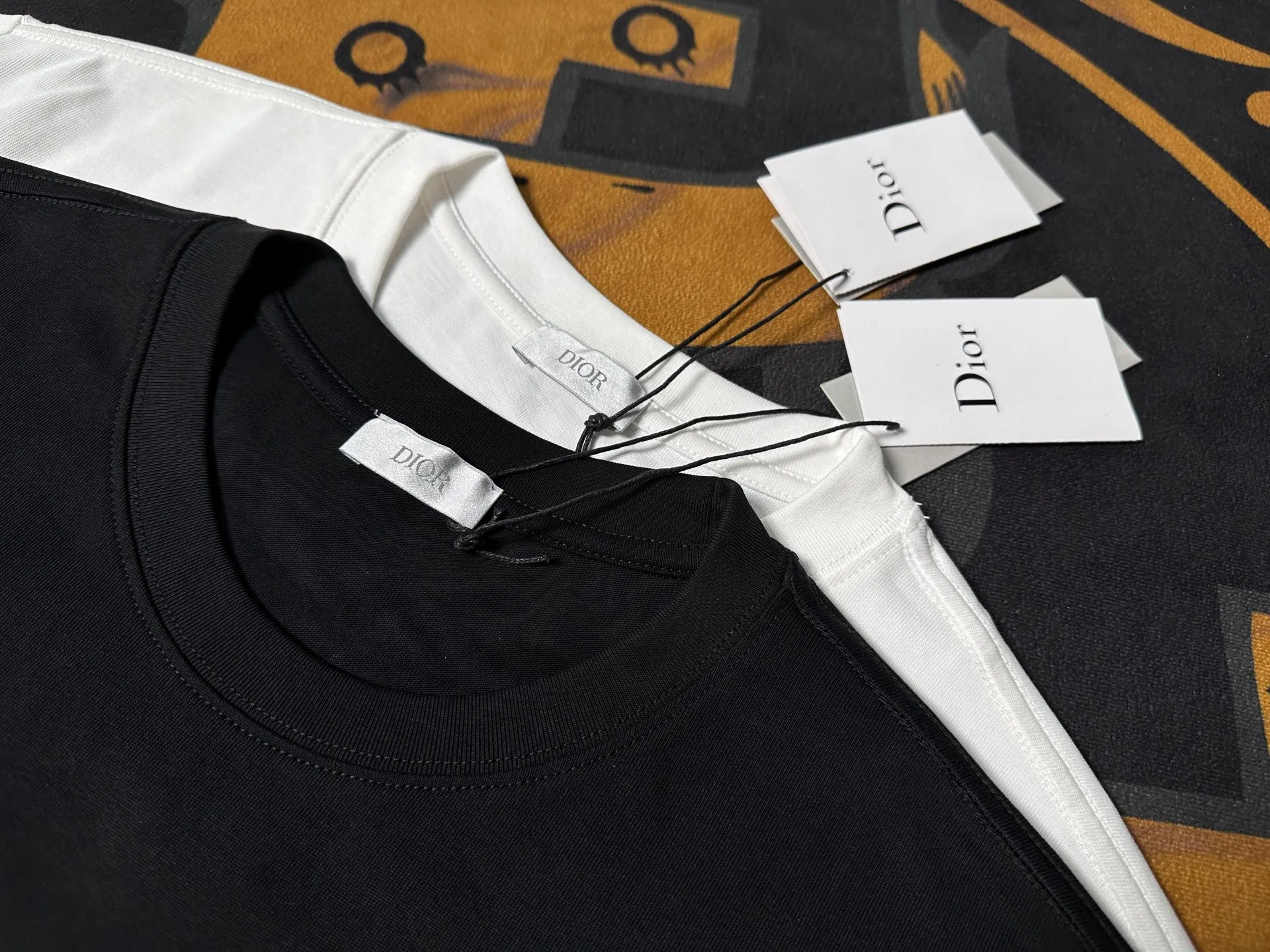 🅿️200 Exquisite upgrade of Dior LOGO, inspired by the retro of the 1980s. Original fabric. Official same style. Short-sleeved T-shirt. Customized fabric. Fabric dyed in the same vat. Very comfortable to the touch. Latest brick cabinet synchronization for spring and summer. Fashionable and personalized. Super versatile. Loose version is very suitable for both men and women. A must-have for everyone. Hang tag. Collar label. Washed wheat. Complete with three labels. Color: black white.