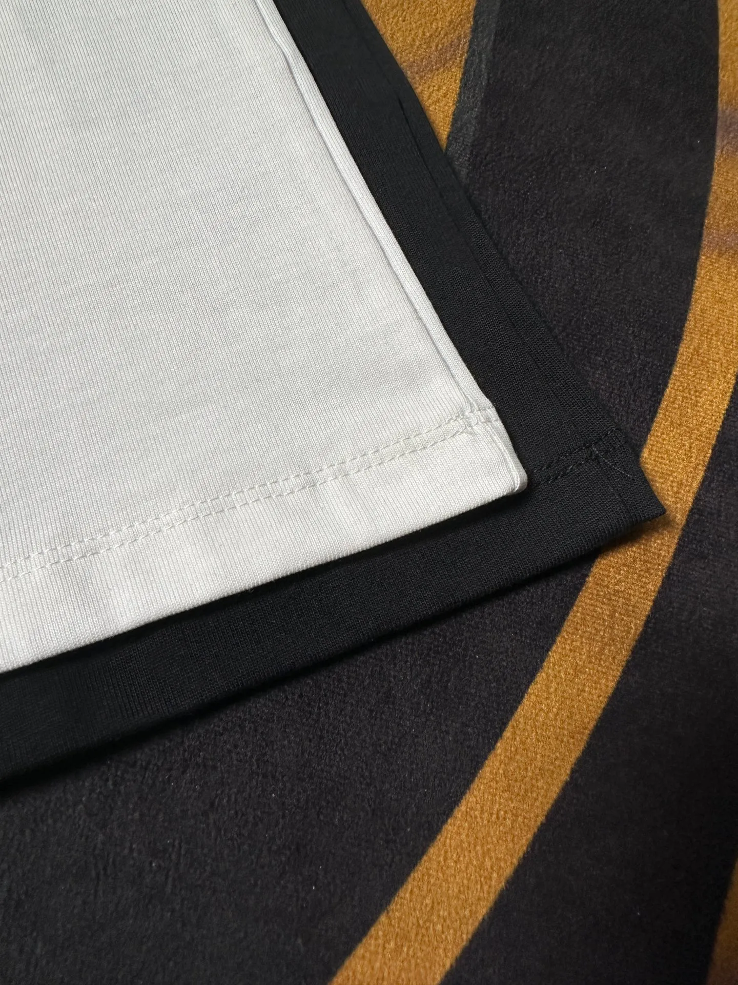 🅿️200 Exquisite upgrade of Dior LOGO, inspired by the retro of the 1980s. Original fabric. Official same style. Short-sleeved T-shirt. Customized fabric. Fabric dyed in the same vat. Very comfortable to the touch. Latest brick cabinet synchronization for spring and summer. Fashionable and personalized. Super versatile. Loose version is very suitable for both men and women. A must-have for everyone. Hang tag. Collar label. Washed wheat. Complete with three labels. Color: black white.