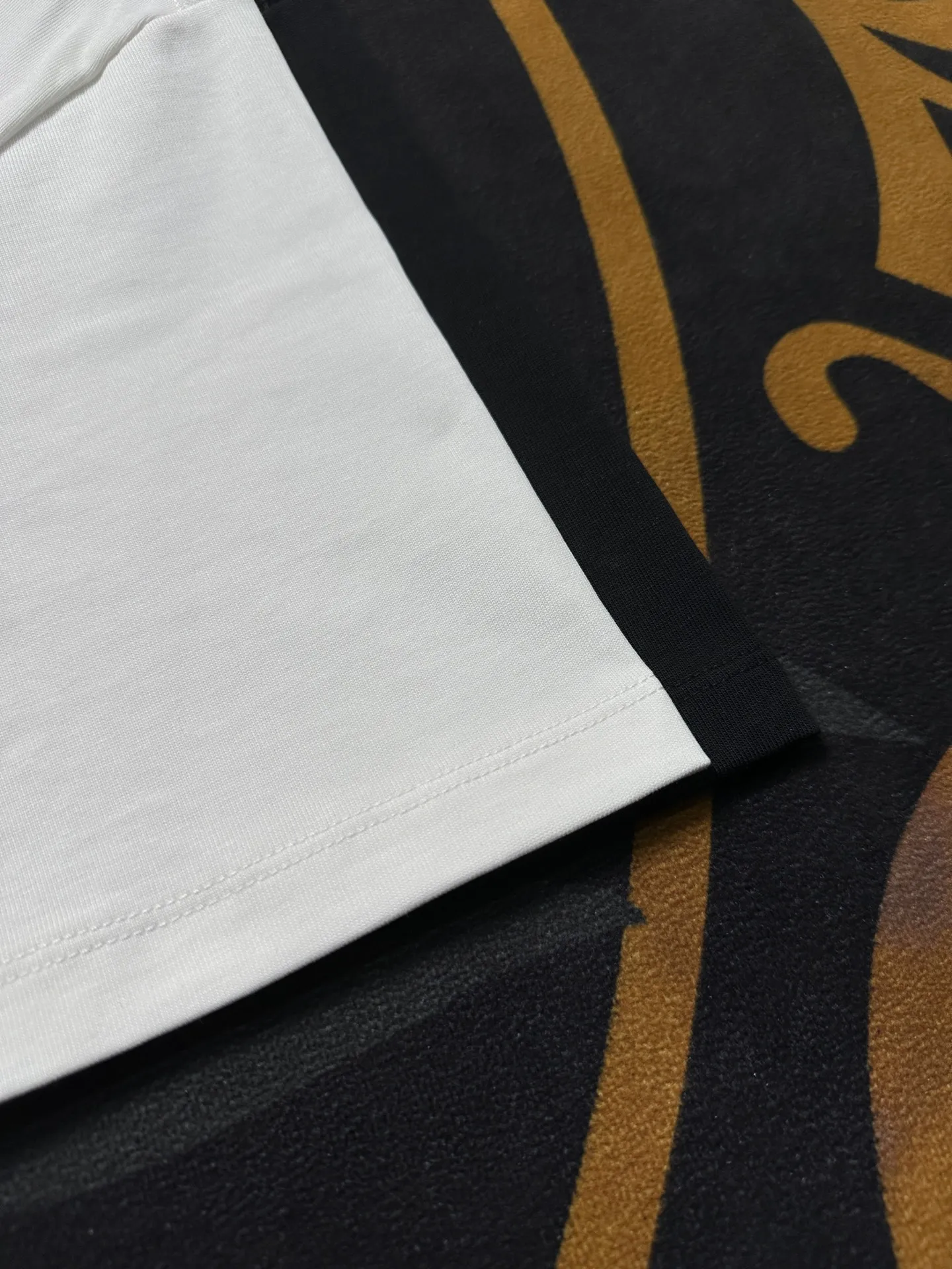 🅿️200 Exquisite upgrade of Dior LOGO, inspired by the retro of the 1980s. Original fabric. Official same style. Short-sleeved T-shirt. Customized fabric. Fabric dyed in the same vat. Very comfortable to the touch. Latest brick cabinet synchronization for spring and summer. Fashionable and personalized. Super versatile. Loose version is very suitable for both men and women. A must-have for everyone. Hang tag. Collar label. Washed wheat. Complete with three labels. Color: black white.