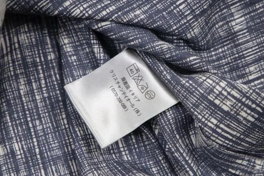 🅿️260 New: Style number: B116 DIOR Dior's new full classic logo printed graffiti washed denim shirt men's and women's casual tops and jackets 1⃣️The fabric adopts imported printing machine batch full printing process technology, perfect control, different from other versions in the market, very high-quality fabric! Precise and high-quality craftsmanship allows the logo and fabric to be integrated into one! 2⃣️After washing, the upper body is soft and comfortable, extremely delicate, and feels solid, smooth and soft. The fabric has the characteristics of being wrinkle-free and has an invincible feel. The details are perfectly handled! 3⃣️The workmanship details are perfectly controlled, all are hemmed with vest technology, and the inside of the sleeves are also used. Different from the four-needle and five-thread workmanship, the collar is also designed with interlining, which shows high-end fashion and personality. The style is fashionable, simple and elegant, and it is a very versatile jacket! 4⃣️Hang tag accessories are all customized from the original version! Same style for men and women Color: washed gray Size: S, M, L, XL