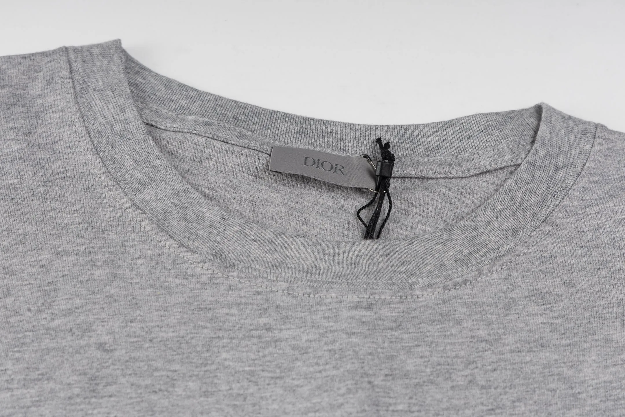🅿️270 [Exclusive supply] CD Love Pocket Embroidered Short Sleeves (Gray) The fabric is made of 24S 185g special woven compact cotton fabric, and the rib is made of 32S 300g double yarn rib. New for the 2025 Winter Men's Collection, this T-shirt is decorated with archive-inspired embroidery of love as a tribute to heritage. Crafted from white cotton jersey with a ribbed crew neck. The regular fit pairs easily with tailored trousers and oversized jeans. It is woven with 24-count special compact cotton yarn. The weaving process requires high standards and requires the use of advanced looms and high-quality raw materials. Specially woven compact cotton has many advantages, such as softness and comfort, good breathability, strong wrinkle resistance, good durability, etc.; it has a tighter, softer and more delicate texture and feel. Add exquisite details to soft fabrics through embroidery to enhance the sense of luxury; the needle-stitch embroidery process has unique style and characteristics. The number of times the stitches are repeated highlights the layering and delicacy. Needle embroidery can achieve very fine details, and the work has a strong sense of line and three-dimensionality. Size:XS-S-M-L