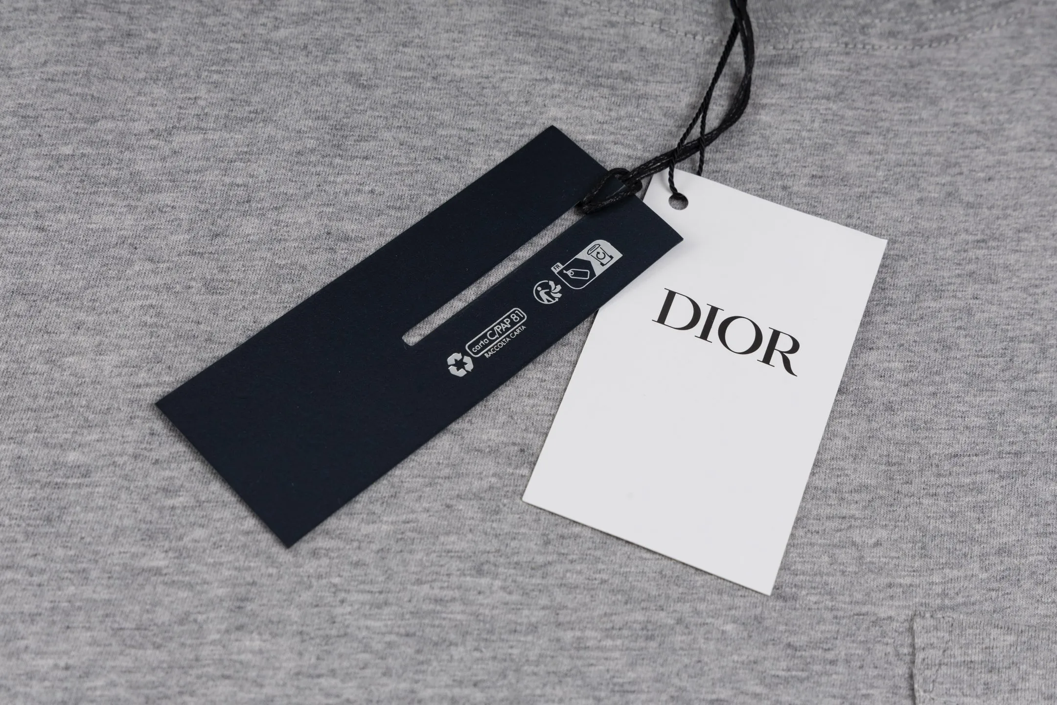🅿️270 [Exclusive supply] CD Love Pocket Embroidered Short Sleeves (Gray) The fabric is made of 24S 185g special woven compact cotton fabric, and the rib is made of 32S 300g double yarn rib. New for the 2025 Winter Men's Collection, this T-shirt is decorated with archive-inspired embroidery of love as a tribute to heritage. Crafted from white cotton jersey with a ribbed crew neck. The regular fit pairs easily with tailored trousers and oversized jeans. It is woven with 24-count special compact cotton yarn. The weaving process requires high standards and requires the use of advanced looms and high-quality raw materials. Specially woven compact cotton has many advantages, such as softness and comfort, good breathability, strong wrinkle resistance, good durability, etc.; it has a tighter, softer and more delicate texture and feel. Add exquisite details to soft fabrics through embroidery to enhance the sense of luxury; the needle-stitch embroidery process has unique style and characteristics. The number of times the stitches are repeated highlights the layering and delicacy. Needle embroidery can achieve very fine details, and the work has a strong sense of line and three-dimensionality. Size:XS-S-M-L