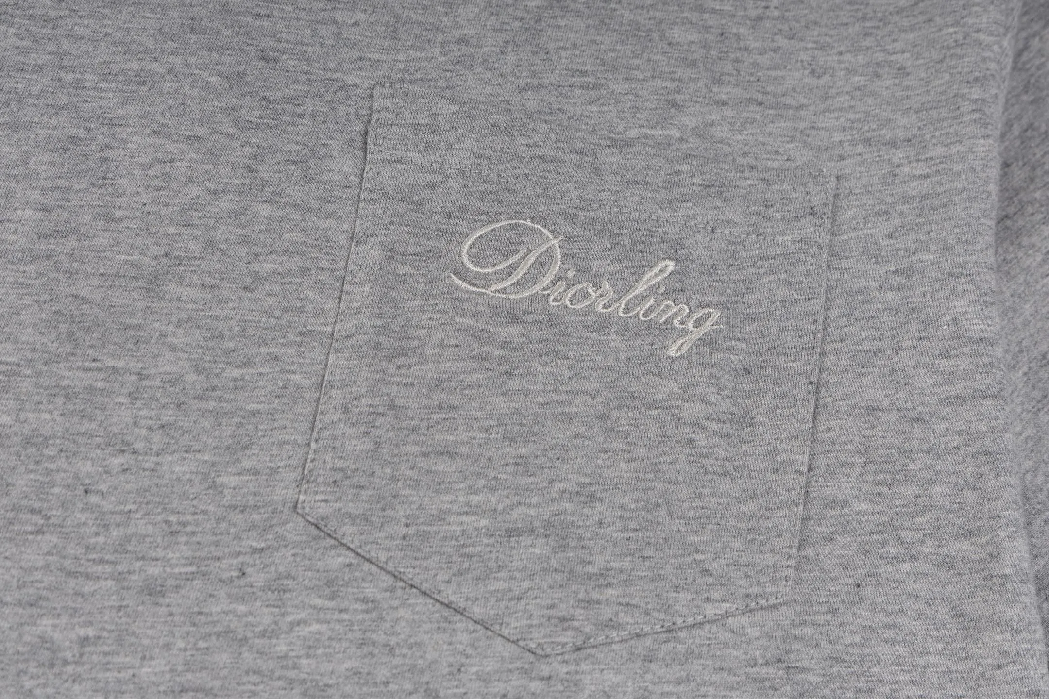🅿️270 [Exclusive supply] CD Love Pocket Embroidered Short Sleeves (Gray) The fabric is made of 24S 185g special woven compact cotton fabric, and the rib is made of 32S 300g double yarn rib. New for the 2025 Winter Men's Collection, this T-shirt is decorated with archive-inspired embroidery of love as a tribute to heritage. Crafted from white cotton jersey with a ribbed crew neck. The regular fit pairs easily with tailored trousers and oversized jeans. It is woven with 24-count special compact cotton yarn. The weaving process requires high standards and requires the use of advanced looms and high-quality raw materials. Specially woven compact cotton has many advantages, such as softness and comfort, good breathability, strong wrinkle resistance, good durability, etc.; it has a tighter, softer and more delicate texture and feel. Add exquisite details to soft fabrics through embroidery to enhance the sense of luxury; the needle-stitch embroidery process has unique style and characteristics. The number of times the stitches are repeated highlights the layering and delicacy. Needle embroidery can achieve very fine details, and the work has a strong sense of line and three-dimensionality. Size:XS-S-M-L