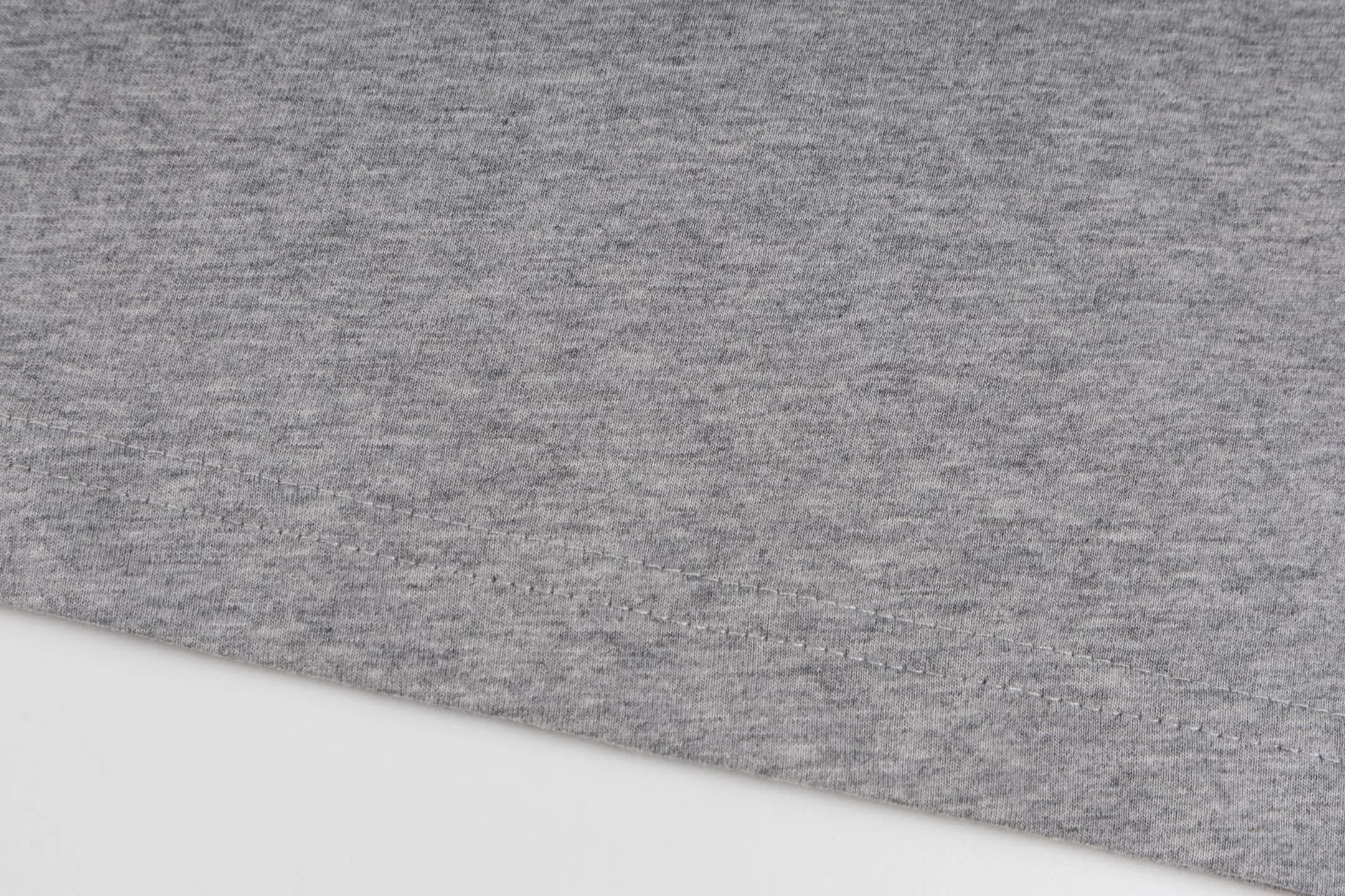 🅿️270 [Exclusive supply] CD Love Pocket Embroidered Short Sleeves (Gray) The fabric is made of 24S 185g special woven compact cotton fabric, and the rib is made of 32S 300g double yarn rib. New for the 2025 Winter Men's Collection, this T-shirt is decorated with archive-inspired embroidery of love as a tribute to heritage. Crafted from white cotton jersey with a ribbed crew neck. The regular fit pairs easily with tailored trousers and oversized jeans. It is woven with 24-count special compact cotton yarn. The weaving process requires high standards and requires the use of advanced looms and high-quality raw materials. Specially woven compact cotton has many advantages, such as softness and comfort, good breathability, strong wrinkle resistance, good durability, etc.; it has a tighter, softer and more delicate texture and feel. Add exquisite details to soft fabrics through embroidery to enhance the sense of luxury; the needle-stitch embroidery process has unique style and characteristics. The number of times the stitches are repeated highlights the layering and delicacy. Needle embroidery can achieve very fine details, and the work has a strong sense of line and three-dimensionality. Size:XS-S-M-L