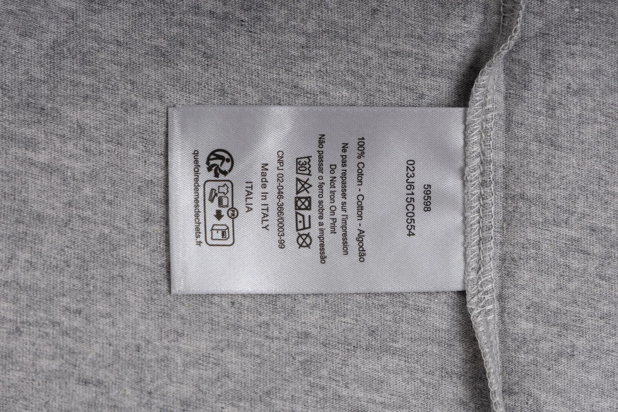 🅿️270 [Exclusive supply] CD Love Pocket Embroidered Short Sleeves (Gray) The fabric is made of 24S 185g special woven compact cotton fabric, and the rib is made of 32S 300g double yarn rib. New for the 2025 Winter Men's Collection, this T-shirt is decorated with archive-inspired embroidery of love as a tribute to heritage. Crafted from white cotton jersey with a ribbed crew neck. The regular fit pairs easily with tailored trousers and oversized jeans. It is woven with 24-count special compact cotton yarn. The weaving process requires high standards and requires the use of advanced looms and high-quality raw materials. Specially woven compact cotton has many advantages, such as softness and comfort, good breathability, strong wrinkle resistance, good durability, etc.; it has a tighter, softer and more delicate texture and feel. Add exquisite details to soft fabrics through embroidery to enhance the sense of luxury; the needle-stitch embroidery process has unique style and characteristics. The number of times the stitches are repeated highlights the layering and delicacy. Needle embroidery can achieve very fine details, and the work has a strong sense of line and three-dimensionality. Size:XS-S-M-L