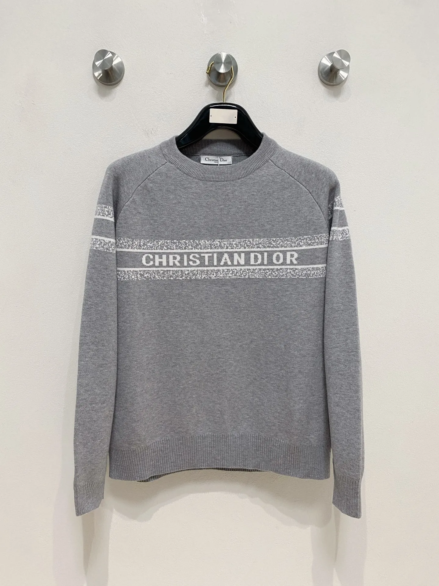 🅿️440 Dior crew neck sweater, made of wool blended yarn, has good warmth retention, fluffy and soft, doubles skin care, giving you a lightweight wearing experience. High-quality natural fibers ensure high-quality life. The whole piece adopts solid color single-sided craftsmanship, leaving loose space when fit, solid color plain weave, neat texture, solid color design, durable and high-end. The workmanship is meticulous, fashionable and versatile. The reverse shoulder design is simple and comfortable. At the same time, it uses counter stitching to highlight the quality in the details, making the temperament more low-key, restrained, calm and stylish, and better showing the clean and tidy side of successful men. The collar, cuffs, and hem are made of dense rib weaving, which is tight and elastic, not easy to deform, and highlights the details and texture. Whether worn alone or layered, it can not only give you a warm feeling, but also give you a sophisticated sense of fashion.      Size: M-XXXL