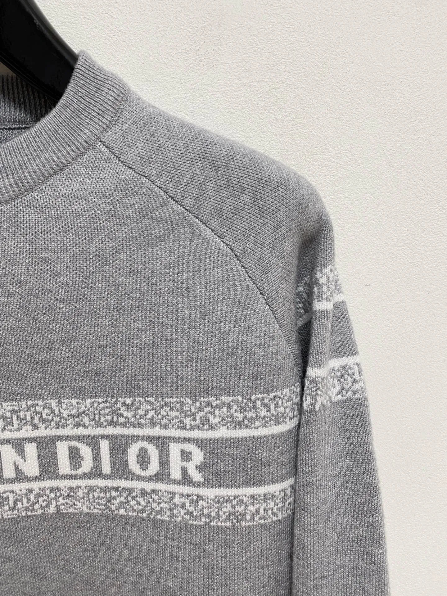 🅿️440 Dior crew neck sweater, made of wool blended yarn, has good warmth retention, fluffy and soft, doubles skin care, giving you a lightweight wearing experience. High-quality natural fibers ensure high-quality life. The whole piece adopts solid color single-sided craftsmanship, leaving loose space when fit, solid color plain weave, neat texture, solid color design, durable and high-end. The workmanship is meticulous, fashionable and versatile. The reverse shoulder design is simple and comfortable. At the same time, it uses counter stitching to highlight the quality in the details, making the temperament more low-key, restrained, calm and stylish, and better showing the clean and tidy side of successful men. The collar, cuffs, and hem are made of dense rib weaving, which is tight and elastic, not easy to deform, and highlights the details and texture. Whether worn alone or layered, it can not only give you a warm feeling, but also give you a sophisticated sense of fashion.      Size: M-XXXL