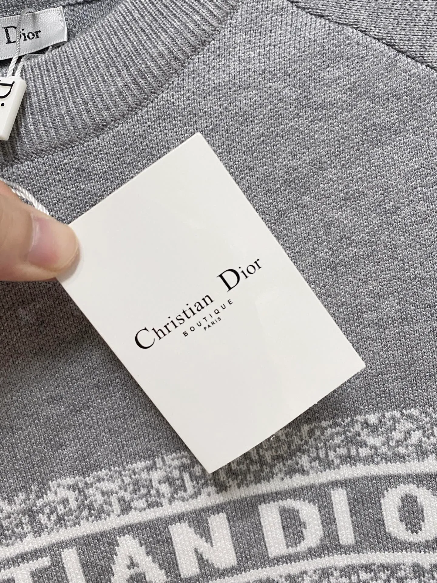 🅿️440 Dior crew neck sweater, made of wool blended yarn, has good warmth retention, fluffy and soft, doubles skin care, giving you a lightweight wearing experience. High-quality natural fibers ensure high-quality life. The whole piece adopts solid color single-sided craftsmanship, leaving loose space when fit, solid color plain weave, neat texture, solid color design, durable and high-end. The workmanship is meticulous, fashionable and versatile. The reverse shoulder design is simple and comfortable. At the same time, it uses counter stitching to highlight the quality in the details, making the temperament more low-key, restrained, calm and stylish, and better showing the clean and tidy side of successful men. The collar, cuffs, and hem are made of dense rib weaving, which is tight and elastic, not easy to deform, and highlights the details and texture. Whether worn alone or layered, it can not only give you a warm feeling, but also give you a sophisticated sense of fashion.      Size: M-XXXL
