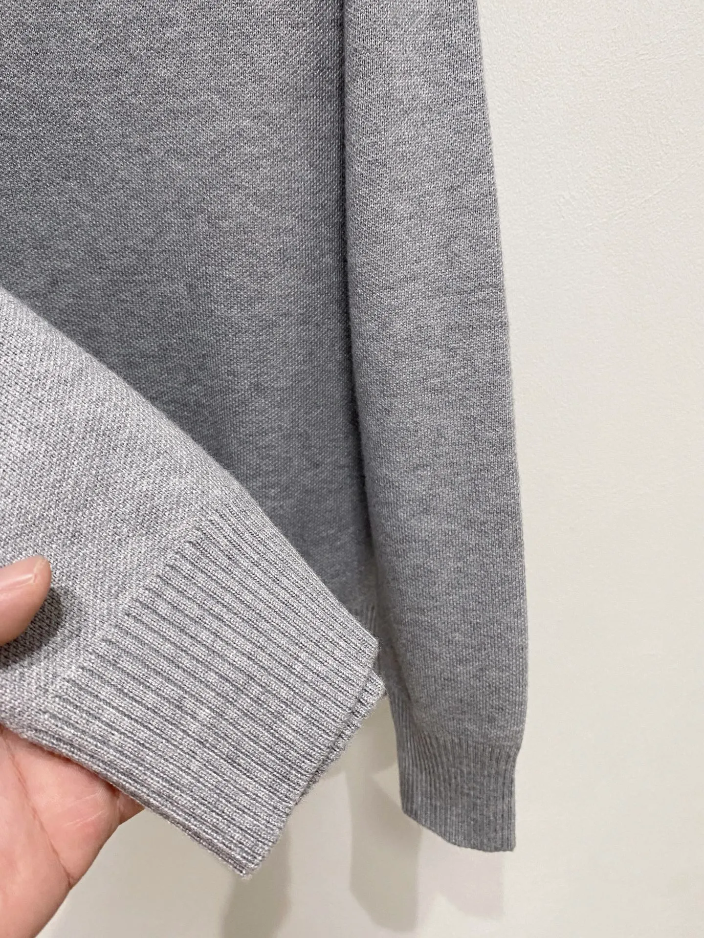 🅿️440 Dior crew neck sweater, made of wool blended yarn, has good warmth retention, fluffy and soft, doubles skin care, giving you a lightweight wearing experience. High-quality natural fibers ensure high-quality life. The whole piece adopts solid color single-sided craftsmanship, leaving loose space when fit, solid color plain weave, neat texture, solid color design, durable and high-end. The workmanship is meticulous, fashionable and versatile. The reverse shoulder design is simple and comfortable. At the same time, it uses counter stitching to highlight the quality in the details, making the temperament more low-key, restrained, calm and stylish, and better showing the clean and tidy side of successful men. The collar, cuffs, and hem are made of dense rib weaving, which is tight and elastic, not easy to deform, and highlights the details and texture. Whether worn alone or layered, it can not only give you a warm feeling, but also give you a sophisticated sense of fashion.      Size: M-XXXL