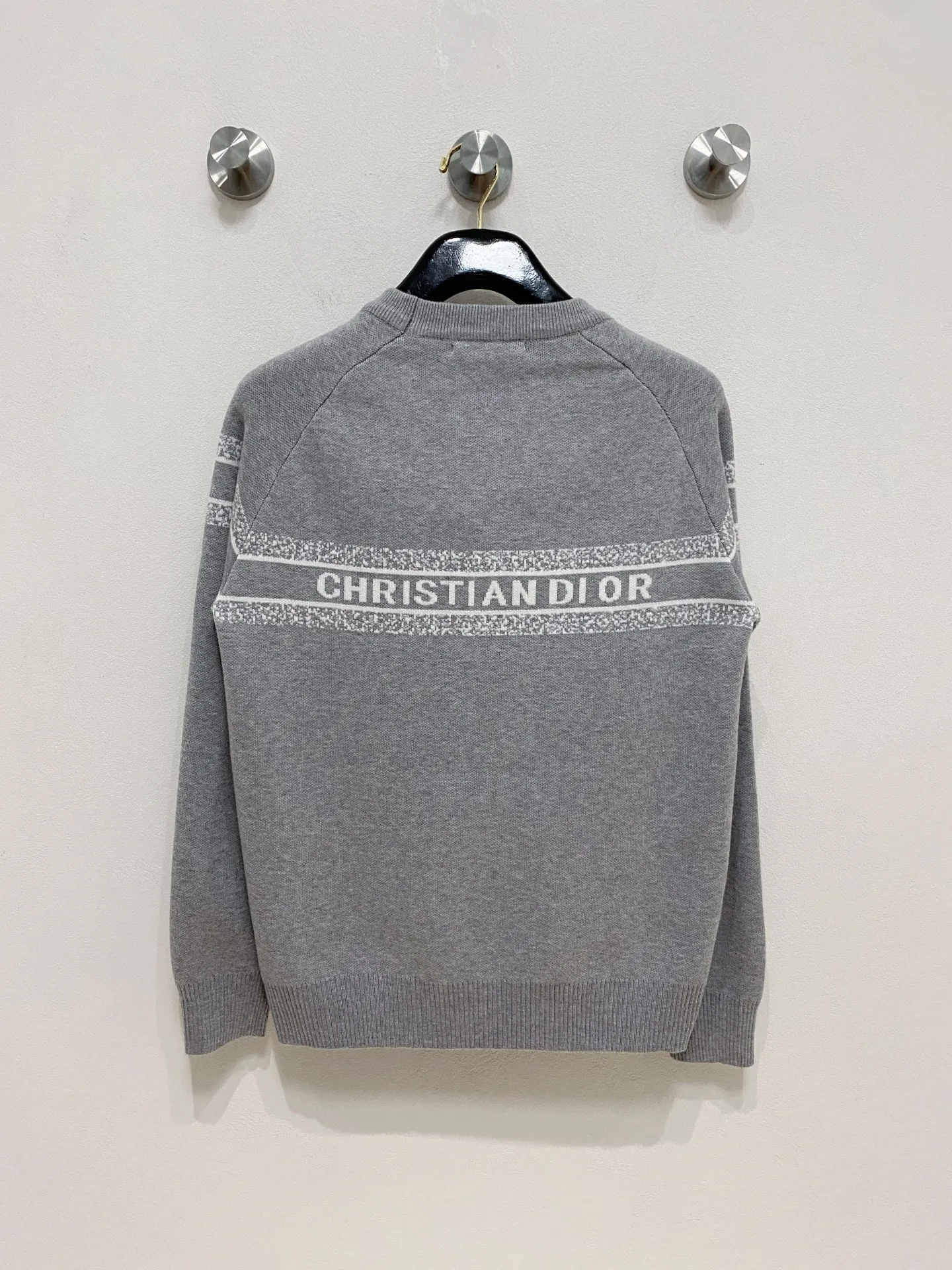 🅿️440 Dior crew neck sweater, made of wool blended yarn, has good warmth retention, fluffy and soft, doubles skin care, giving you a lightweight wearing experience. High-quality natural fibers ensure high-quality life. The whole piece adopts solid color single-sided craftsmanship, leaving loose space when fit, solid color plain weave, neat texture, solid color design, durable and high-end. The workmanship is meticulous, fashionable and versatile. The reverse shoulder design is simple and comfortable. At the same time, it uses counter stitching to highlight the quality in the details, making the temperament more low-key, restrained, calm and stylish, and better showing the clean and tidy side of successful men. The collar, cuffs, and hem are made of dense rib weaving, which is tight and elastic, not easy to deform, and highlights the details and texture. Whether worn alone or layered, it can not only give you a warm feeling, but also give you a sophisticated sense of fashion.      Size: M-XXXL