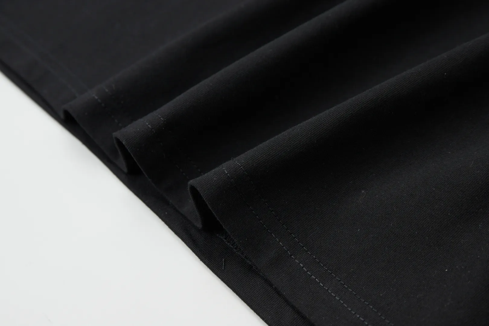 🅿️210 ✨DIO✨🆕25SS early spring new color letter direct spray short sleeves light luxury essential item for daily commuting for men and women correct version welcome to compare detailed features · 260g 100% pure cotton double yarn jersey fabric · Custom dyed in the same cylinder, special thickening 32 double-strand 1X1 threads · Imported digital Kangli direct spray printing · Double-needle cross-stitching technology + V-shaped neckline · Original main mark, washed tag, branded moisture-proof paper packaging Color: black/brown/white Size: S/M/L/XL