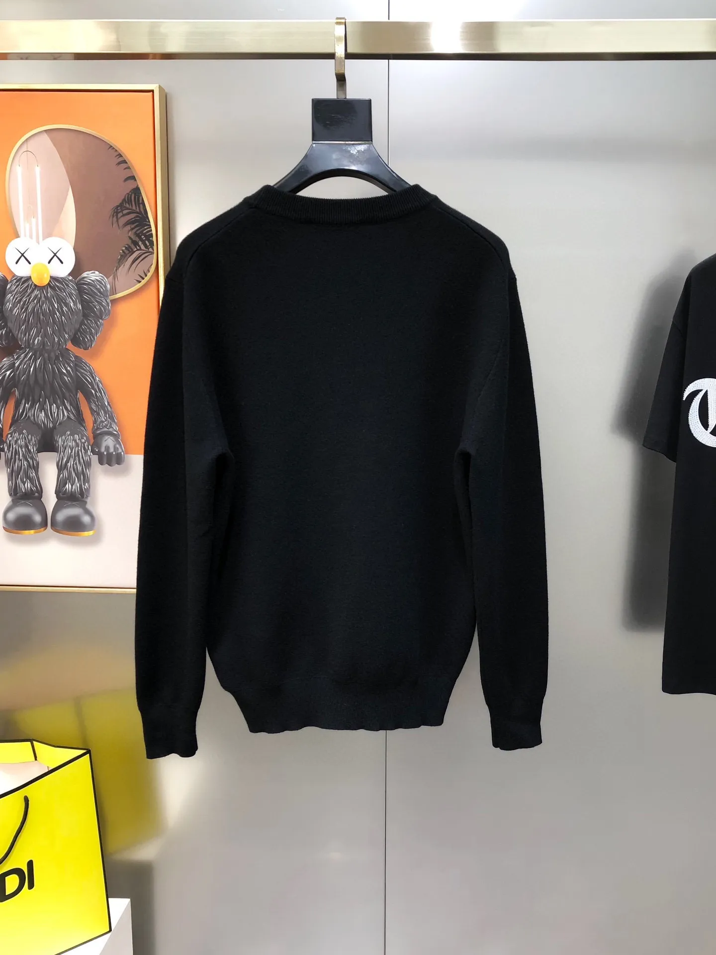 🅿️240 【DIOR】Autumn and winter classic round neck pullover sweater, in full condition! ! ! Wool blended fabric, the latest model in 2025, golden ratio! ! Slim-fitting soft gold, versatile and practical item, the combination and practicality are extremely powerful, simple and elegant, and classy! To create your own style, it is highly recommended to buy it in two colors. The standard slim fit tailoring process is suitable for both young and old men. It is knitted from wool and will not cause any discomfort! While keeping warm, it is stylish, textured and wearable, and the classic logo with contrasting colors on the chest feels in place! ! Recommended for regular customers! ! Size M-3XL (maximum wear: 190 pounds)
