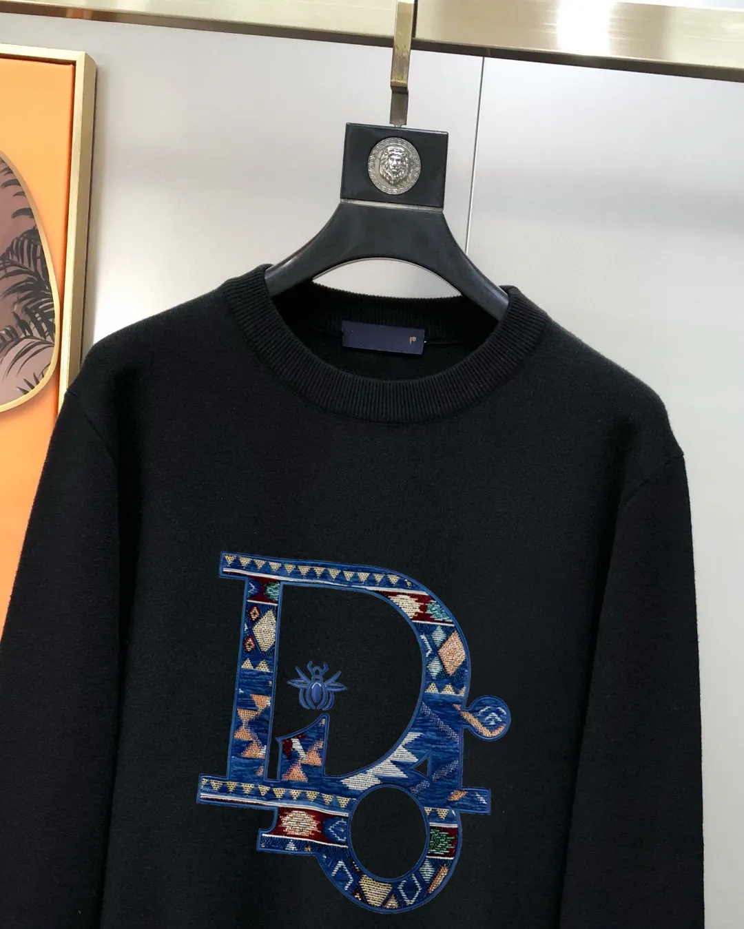 🅿️240 【DIOR】Autumn and winter classic round neck pullover sweater, in full condition! ! ! Wool blended fabric, the latest model in 2025, golden ratio! ! Slim-fitting soft gold, versatile and practical item, the combination and practicality are extremely powerful, simple and elegant, and classy! To create your own style, it is highly recommended to buy it in two colors. The standard slim fit tailoring process is suitable for both young and old men. It is knitted from wool and will not cause any discomfort! While keeping warm, it is stylish, textured and wearable, and the classic logo with contrasting colors on the chest feels in place! ! Recommended for regular customers! ! Size M-3XL (maximum wear: 190 pounds)