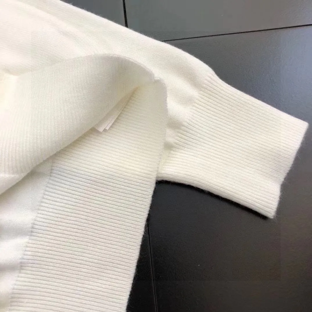 🅿️240 【DIOR】Autumn and winter classic round neck pullover sweater, in full condition! ! ! Wool blended fabric, the latest model in 2025, golden ratio! ! Slim-fitting soft gold, versatile and practical item, the combination and practicality are extremely powerful, simple and elegant, and classy! To create your own style, it is highly recommended to buy it in two colors. The standard slim fit tailoring process is suitable for both young and old men. It is knitted from wool and will not cause any discomfort! While keeping warm, it is stylish, textured and wearable, and the classic logo with contrasting colors on the chest feels in place! ! Recommended for regular customers! ! Size M-3XL (maximum wear: 190 pounds)