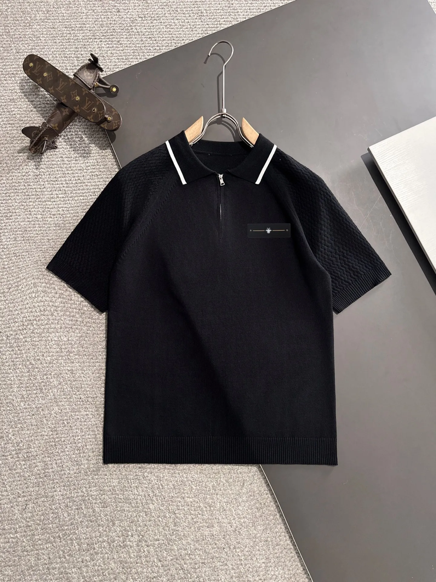 🅿️320 shipped next day. High-quality Dior 2025 spring and summer new men's lapel short-sleeved T-shirt. Made of combed cotton yarn knitted cotton fabric. Pure cotton high-weight special yarn. It feels heavy when weighed. The upper body is also more textured than ordinary T-shirts. This texture can cope with the weather easily and is suitable for both hot and cold! The pattern on the chest adopts three-dimensional embroidery technology, and is perfectly produced stitch by stitch with reference to the original version! Loose fit design, looks noble. Size: M to XXXL