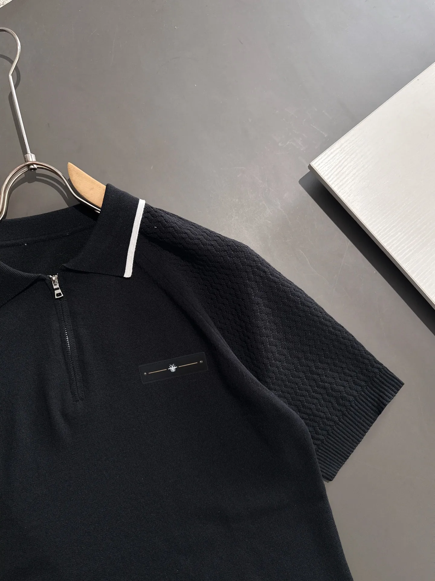 🅿️320 shipped next day. High-quality Dior 2025 spring and summer new men's lapel short-sleeved T-shirt. Made of combed cotton yarn knitted cotton fabric. Pure cotton high-weight special yarn. It feels heavy when weighed. The upper body is also more textured than ordinary T-shirts. This texture can cope with the weather easily and is suitable for both hot and cold! The pattern on the chest adopts three-dimensional embroidery technology, and is perfectly produced stitch by stitch with reference to the original version! Loose fit design, looks noble. Size: M to XXXL