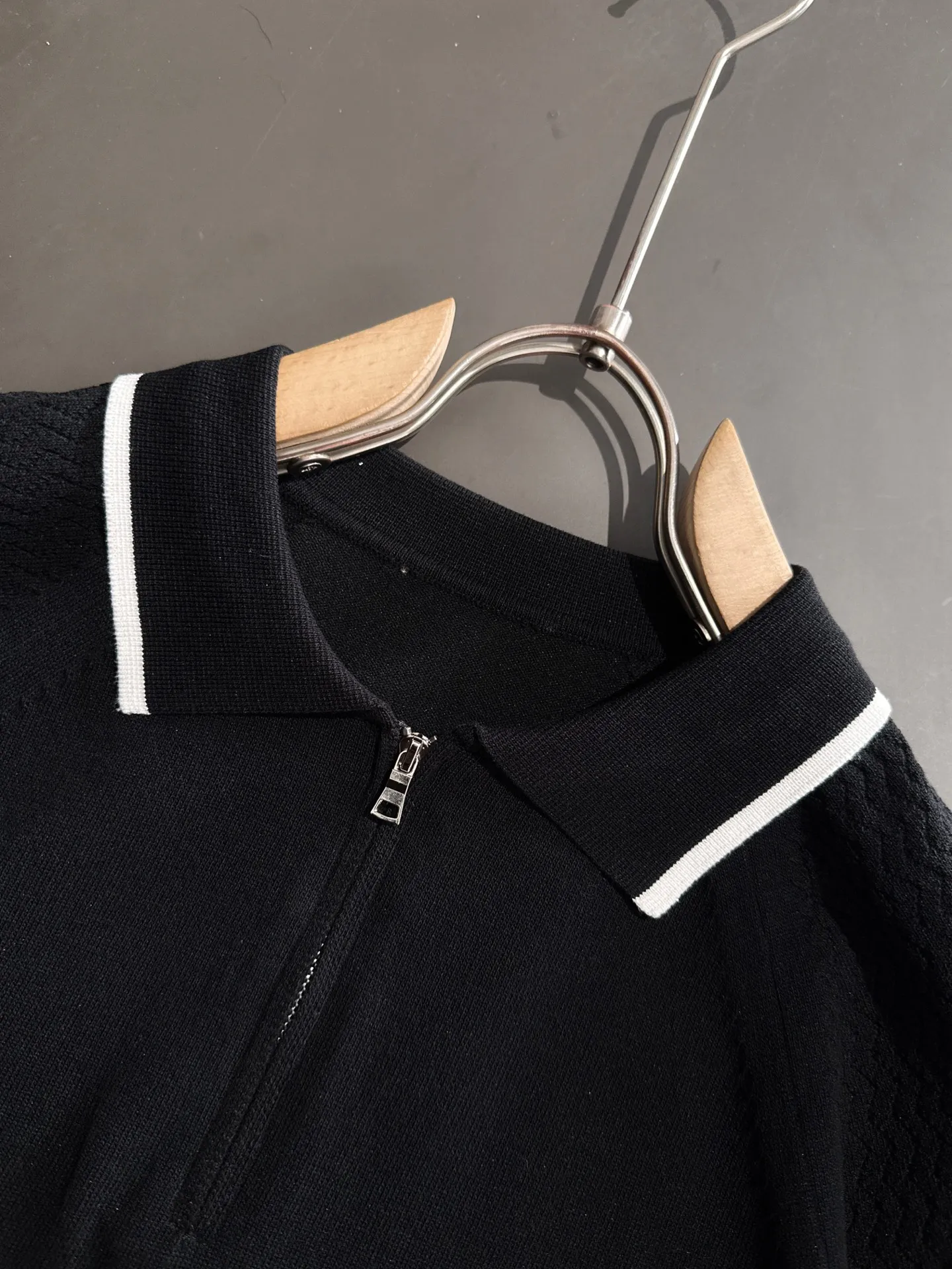 🅿️320 shipped next day. High-quality Dior 2025 spring and summer new men's lapel short-sleeved T-shirt. Made of combed cotton yarn knitted cotton fabric. Pure cotton high-weight special yarn. It feels heavy when weighed. The upper body is also more textured than ordinary T-shirts. This texture can cope with the weather easily and is suitable for both hot and cold! The pattern on the chest adopts three-dimensional embroidery technology, and is perfectly produced stitch by stitch with reference to the original version! Loose fit design, looks noble. Size: M to XXXL