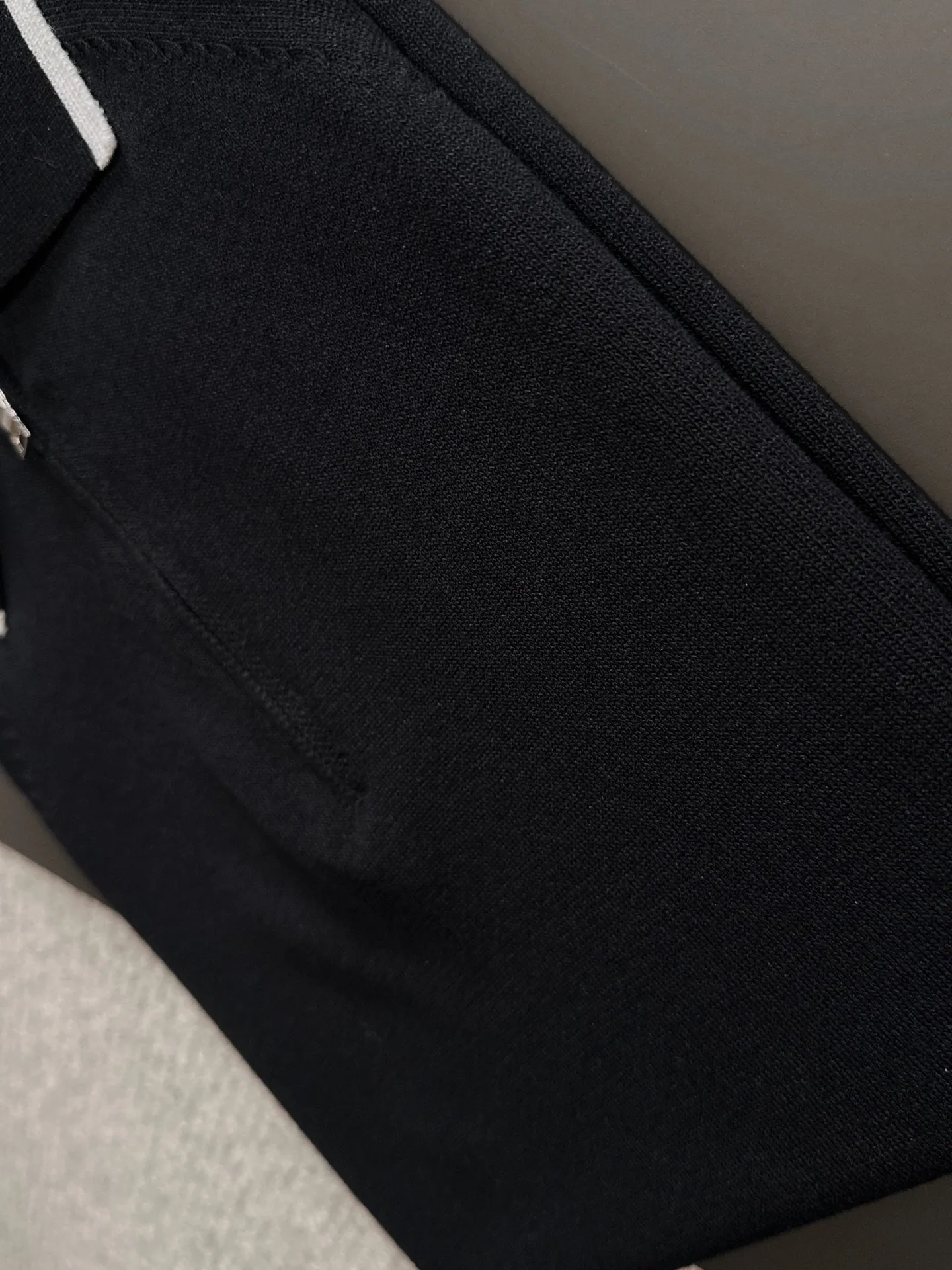 🅿️320 shipped next day. High-quality Dior 2025 spring and summer new men's lapel short-sleeved T-shirt. Made of combed cotton yarn knitted cotton fabric. Pure cotton high-weight special yarn. It feels heavy when weighed. The upper body is also more textured than ordinary T-shirts. This texture can cope with the weather easily and is suitable for both hot and cold! The pattern on the chest adopts three-dimensional embroidery technology, and is perfectly produced stitch by stitch with reference to the original version! Loose fit design, looks noble. Size: M to XXXL