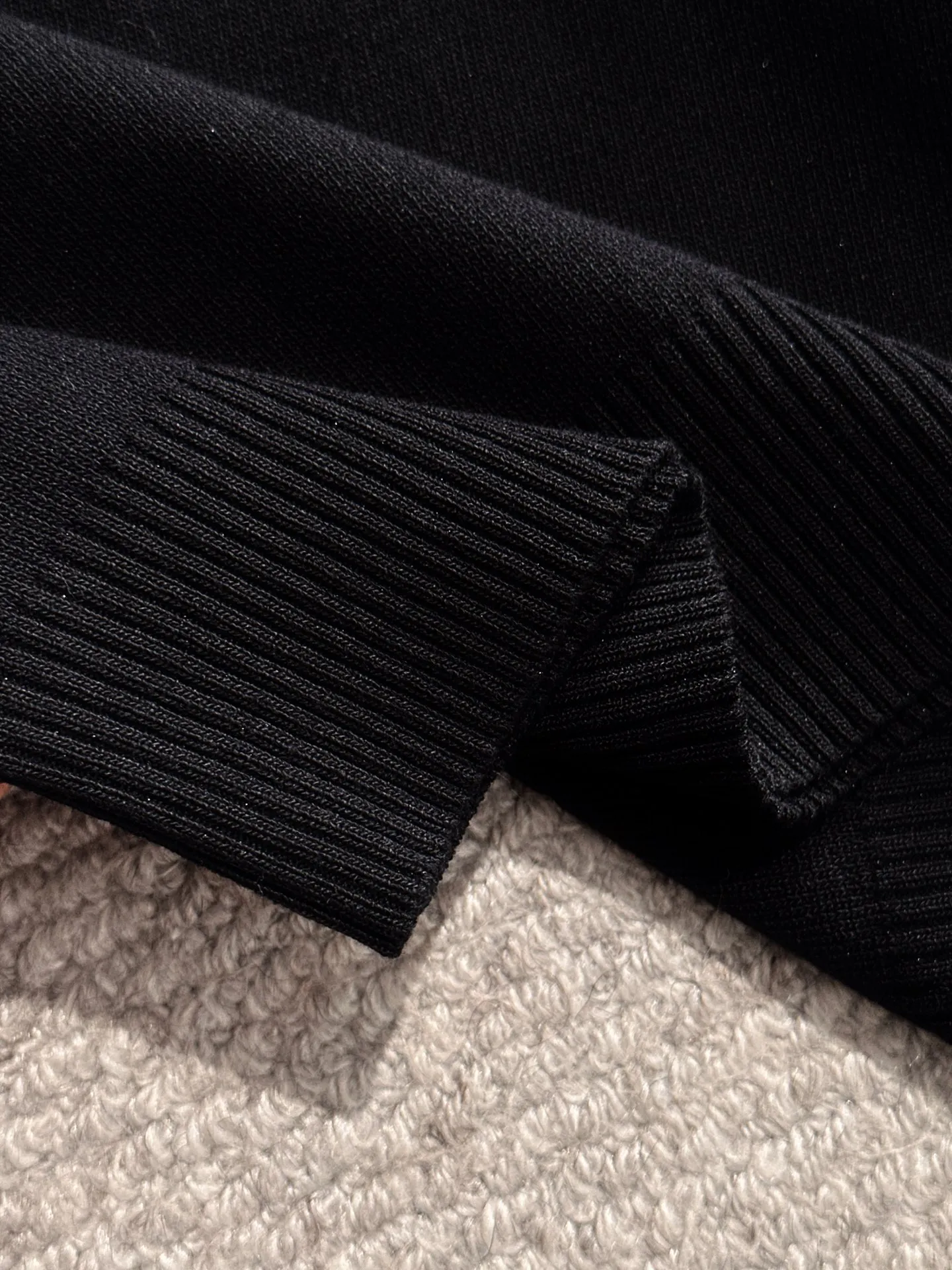 🅿️320 shipped next day. High-quality Dior 2025 spring and summer new men's lapel short-sleeved T-shirt. Made of combed cotton yarn knitted cotton fabric. Pure cotton high-weight special yarn. It feels heavy when weighed. The upper body is also more textured than ordinary T-shirts. This texture can cope with the weather easily and is suitable for both hot and cold! The pattern on the chest adopts three-dimensional embroidery technology, and is perfectly produced stitch by stitch with reference to the original version! Loose fit design, looks noble. Size: M to XXXL